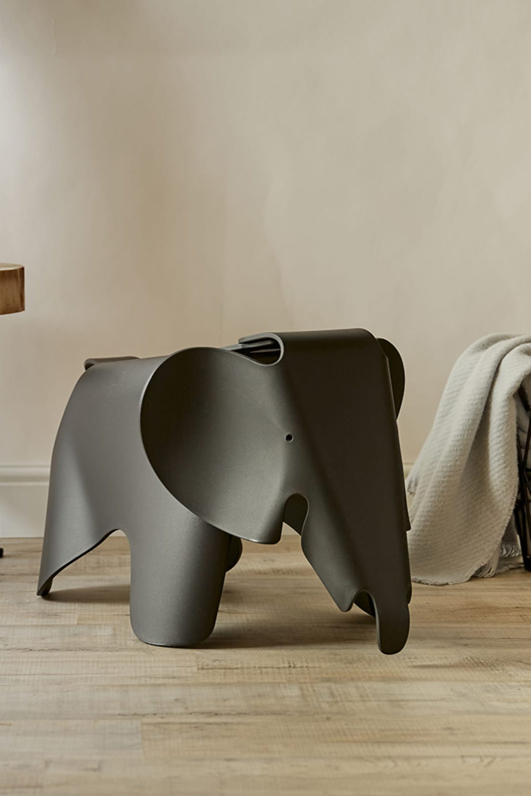 Eames Elephant Deep Black | Vitra | Home of Solinfo