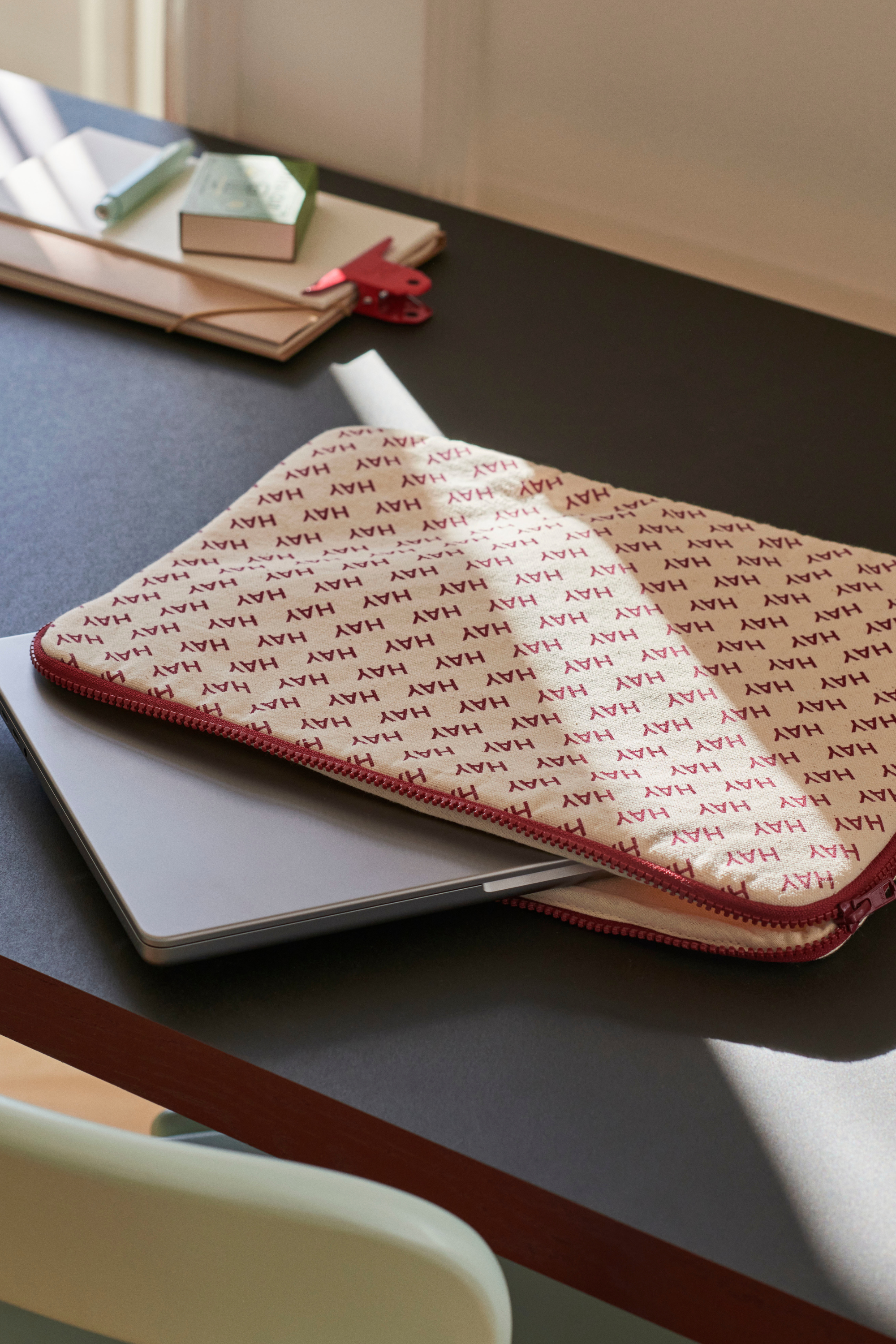 HAY Logo Laptoptartó, bordó
