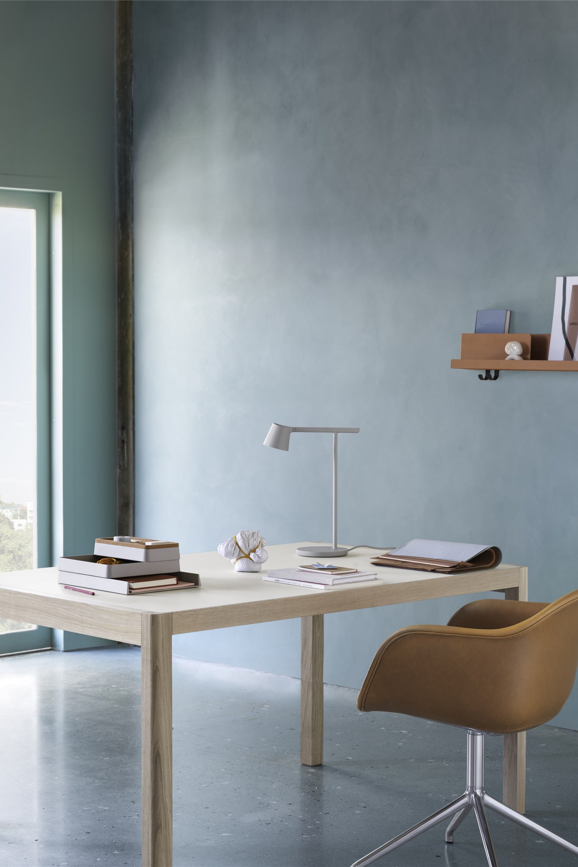 Tip white table lamp