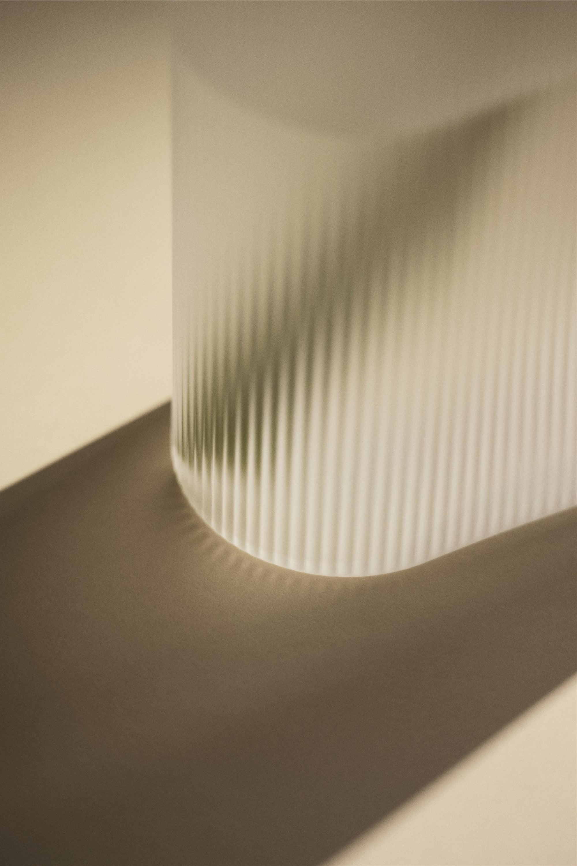 Ridge white frosted glass vase 35