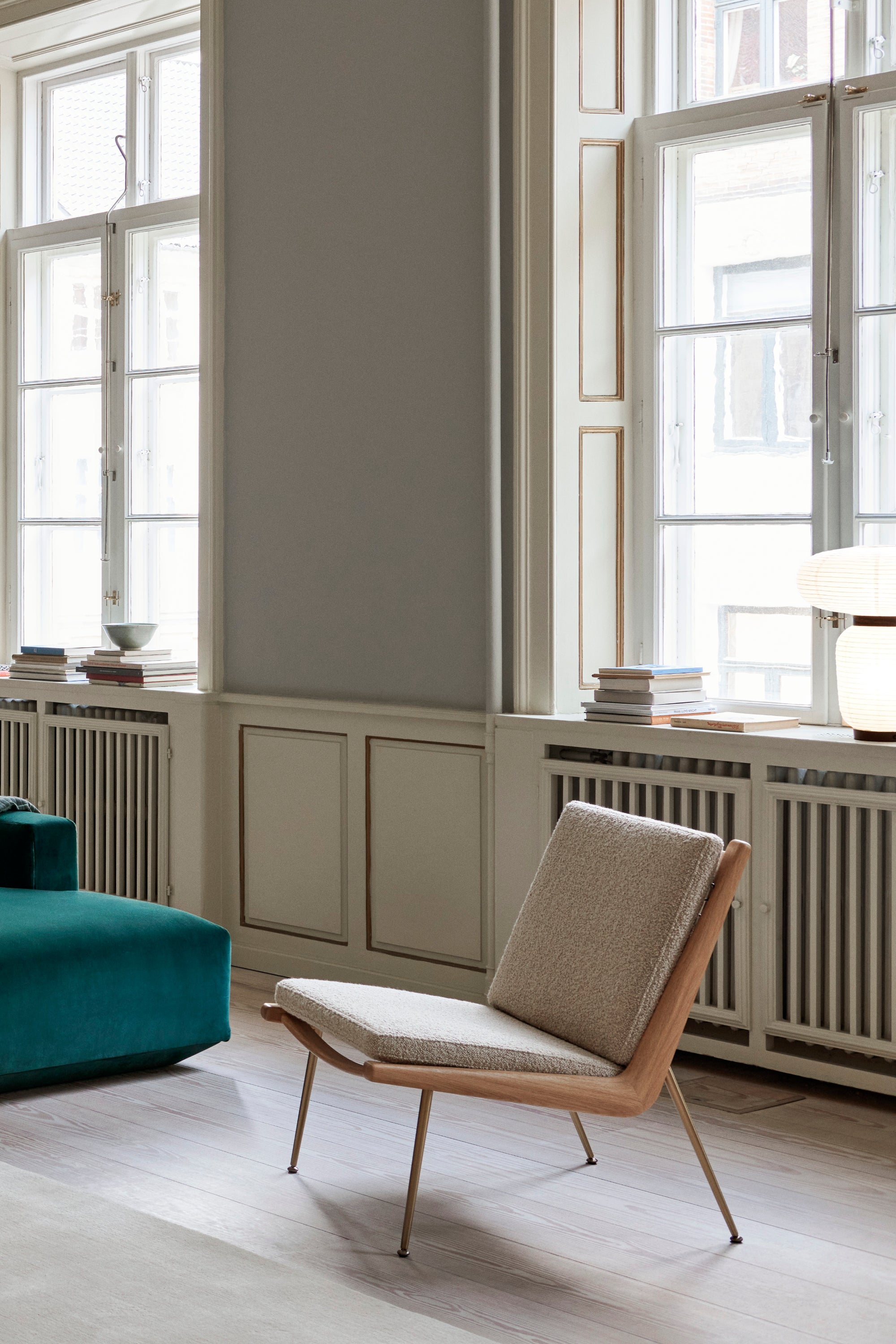 Boomerang HM2 sárgaréz és tölgy karfás lougne szék