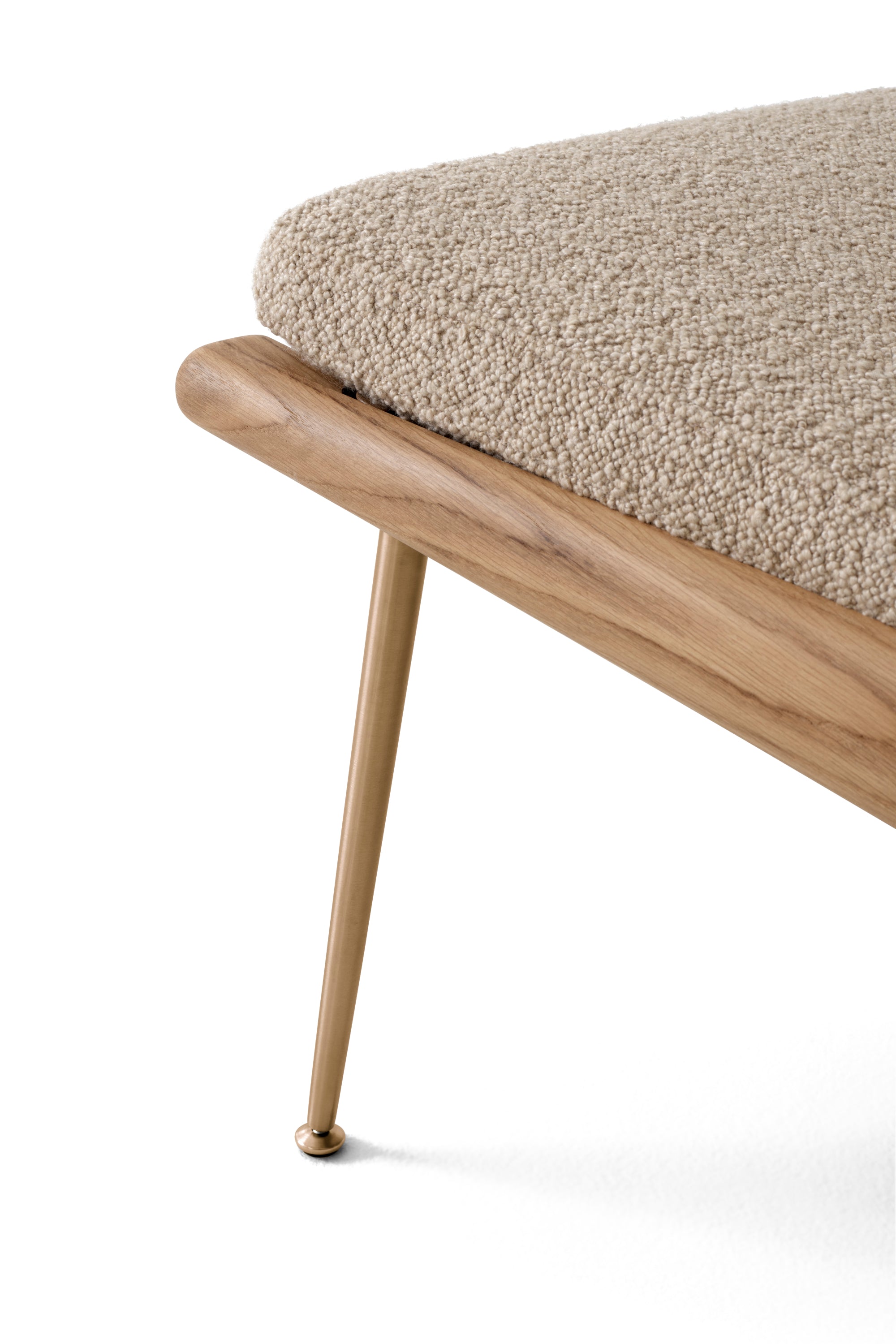 Boomerang HM2 sárgaréz és tölgy karfás lougne szék