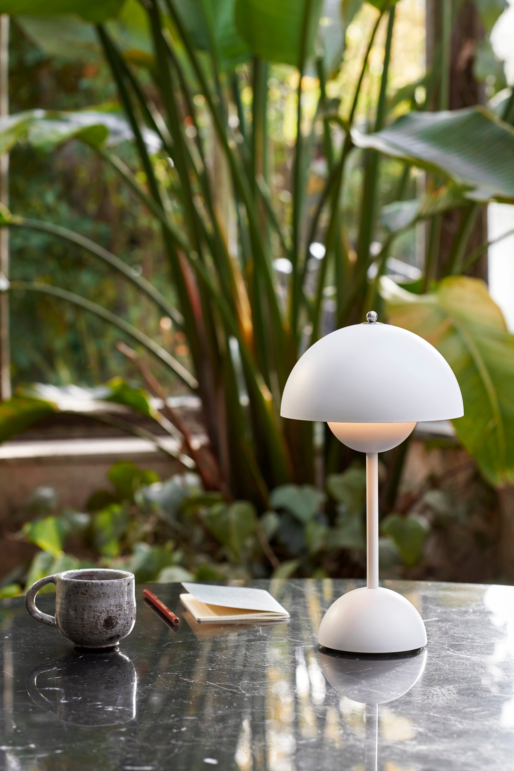 Flowerpot VP9 matt white lamp