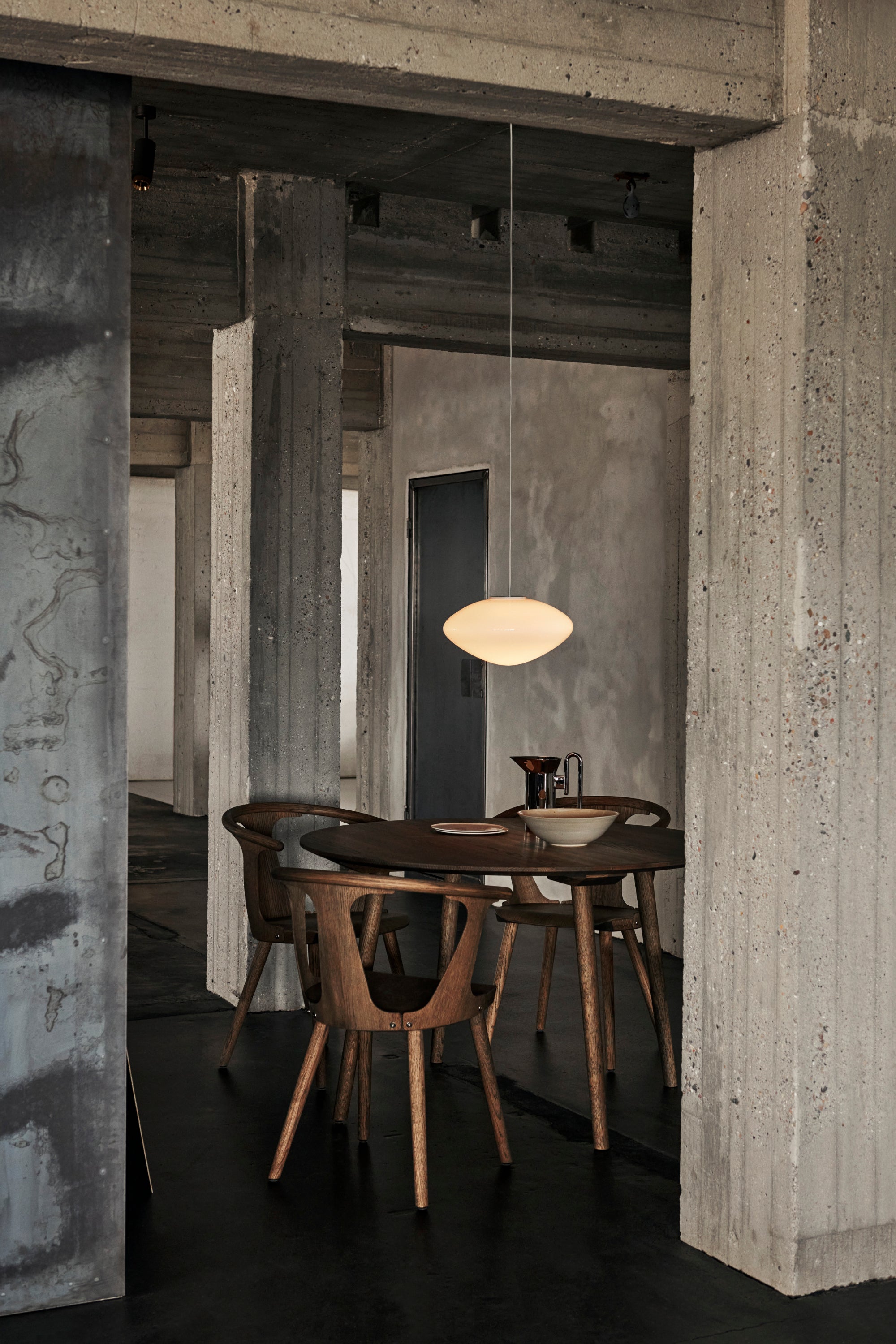 In Between SK2 füstölt tölgy és fekete bőr szék