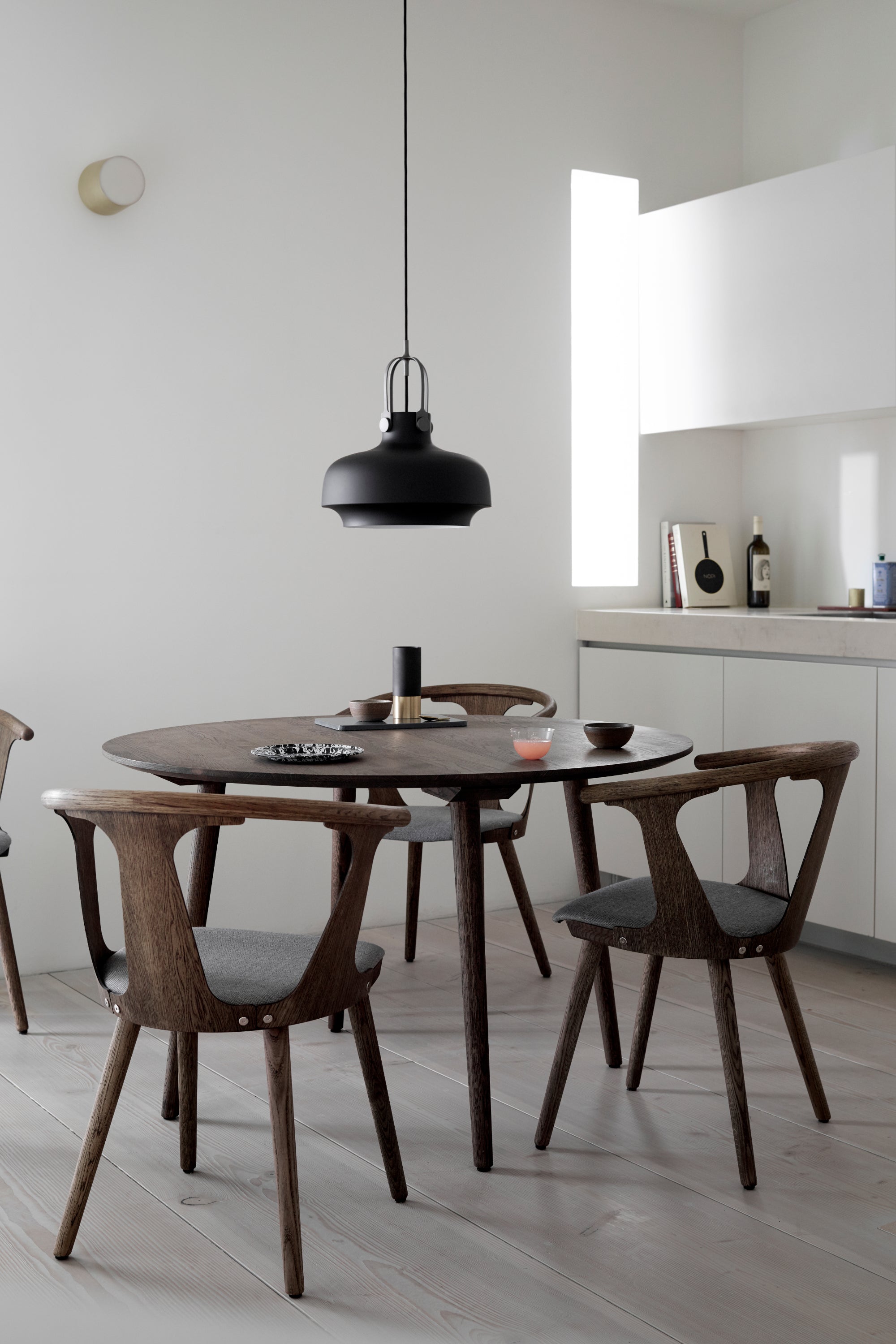 In Between SK2 füstölt tölgy és fekete bőr szék