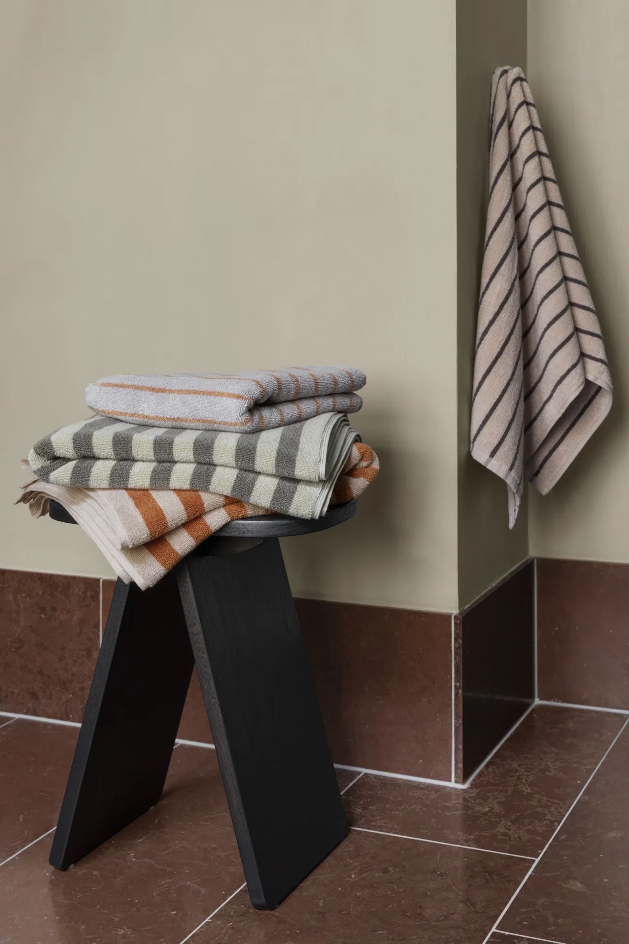 Arto Handtowel moonbeam/magnet