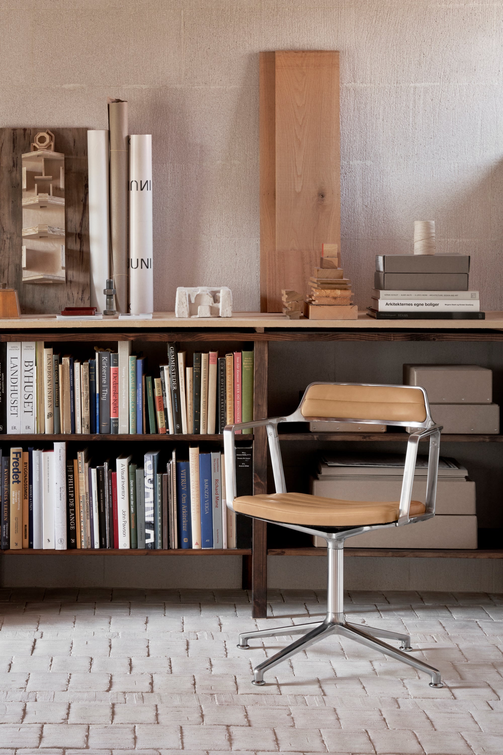 VIPP452 Swivel Chair Camel