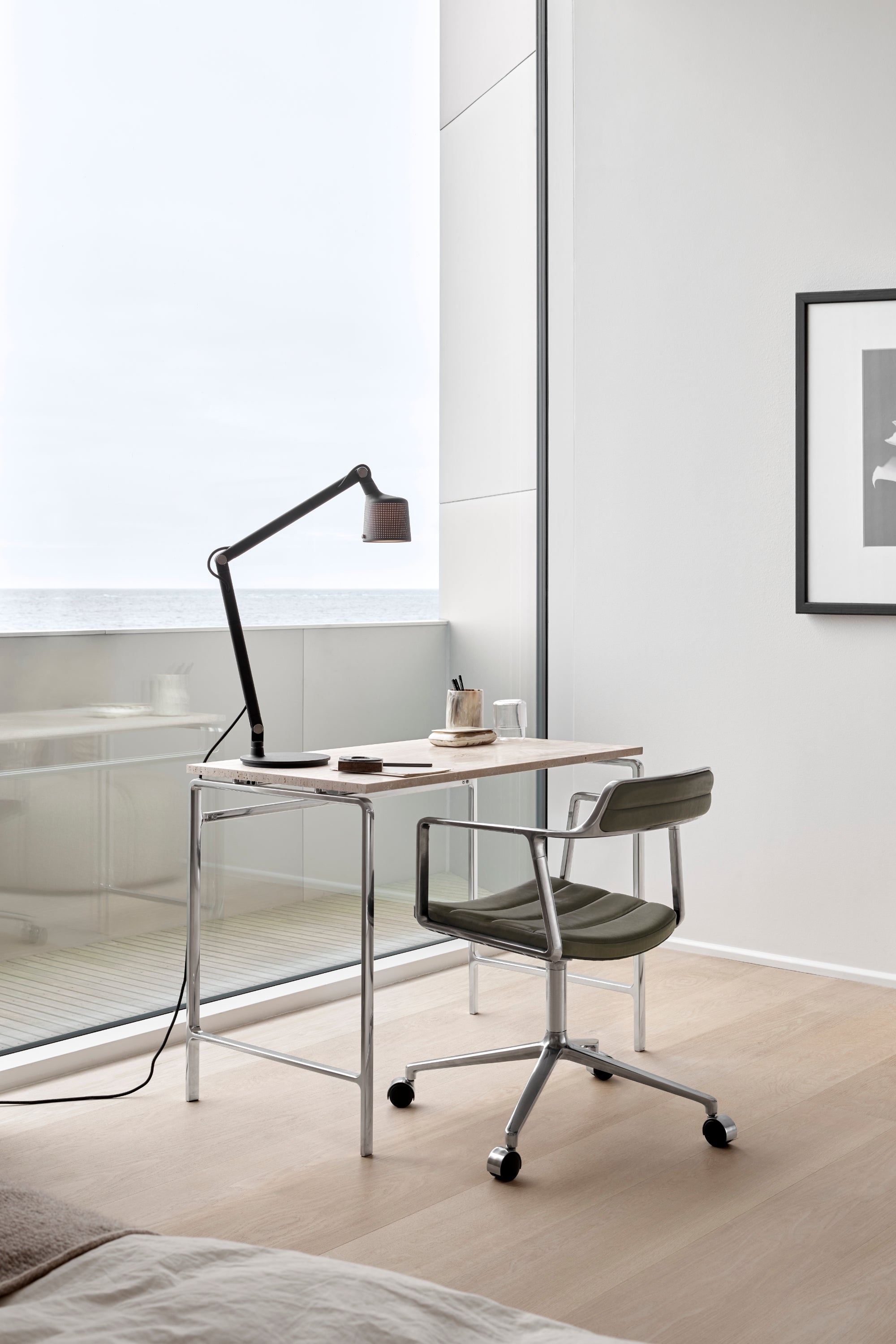 VIPP452 Swivel Chair Black