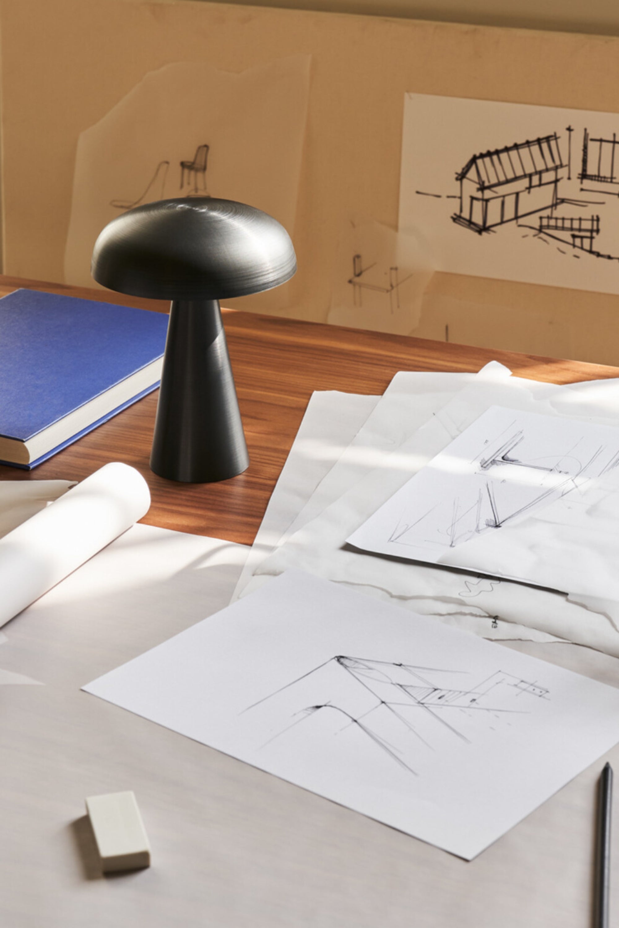 Como black portable table lamp