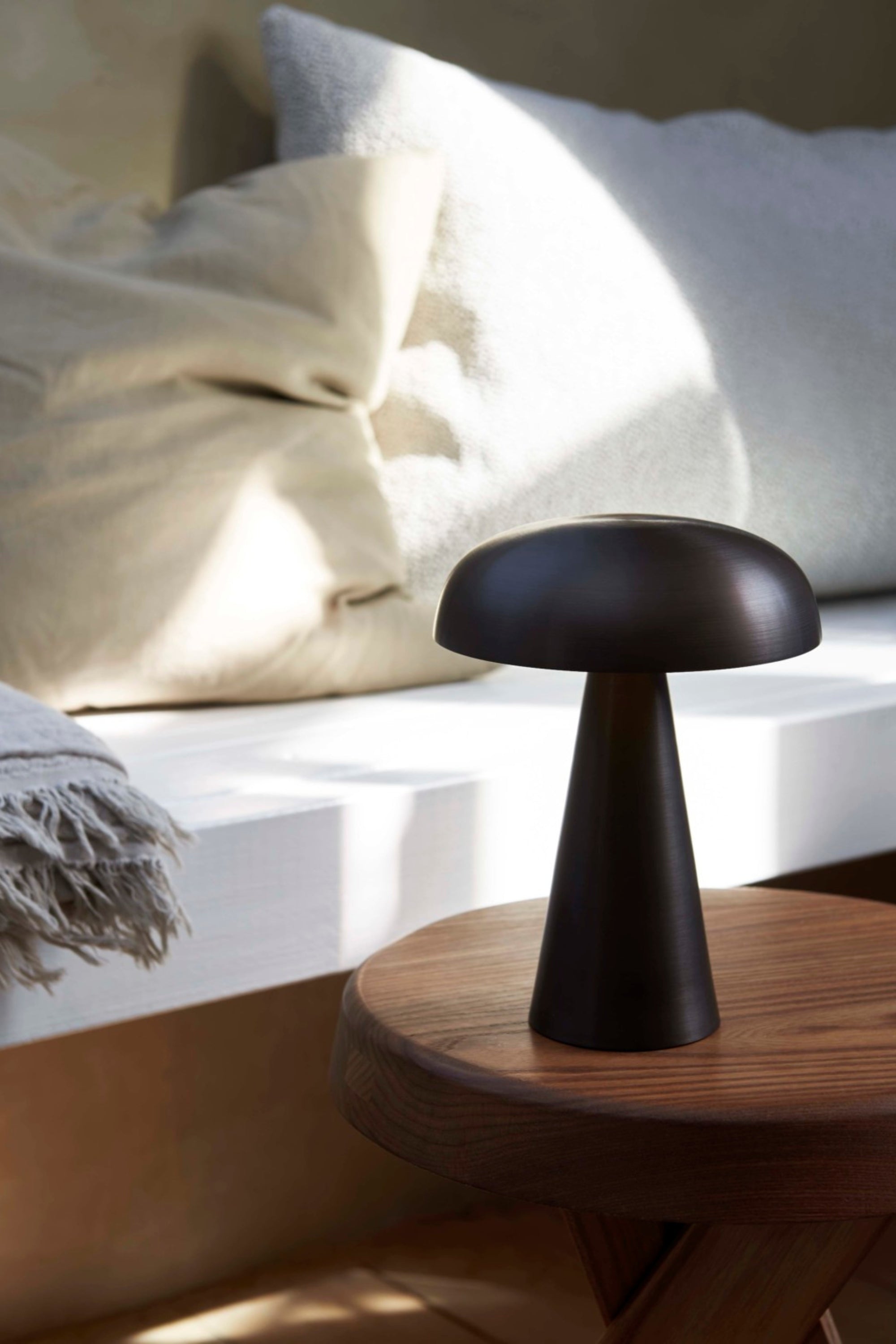 Como black portable table lamp