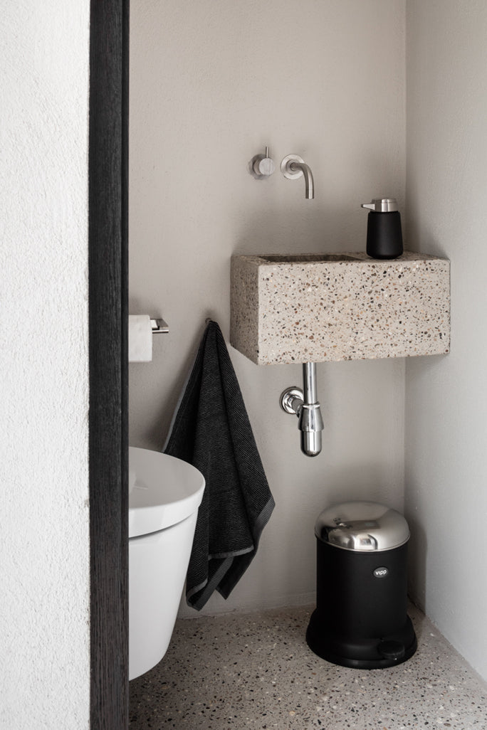 VIPP9 Dispenser Black | Vipp | Home of Solinfo