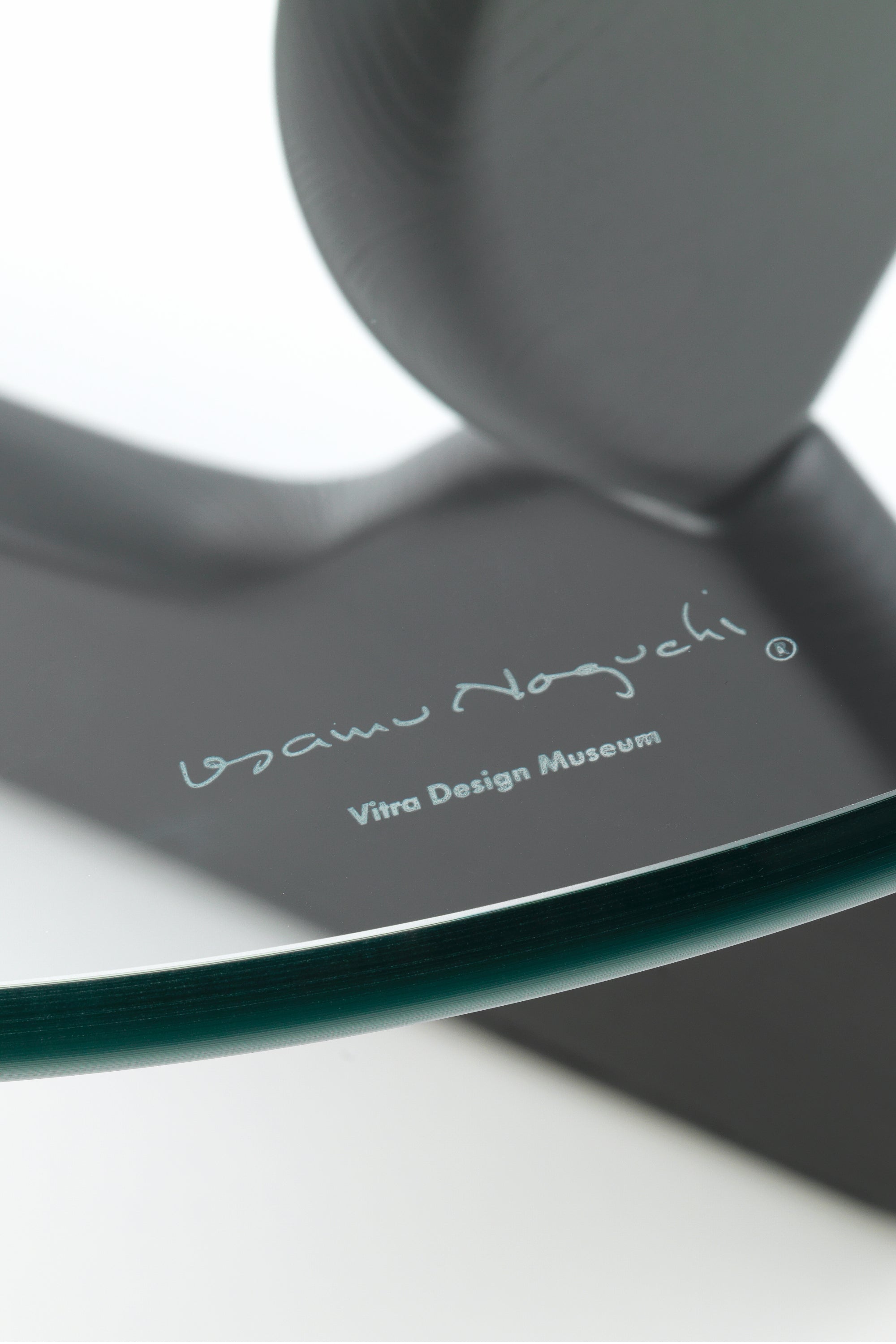 Noguchi dohányzóasztal fekete kőris