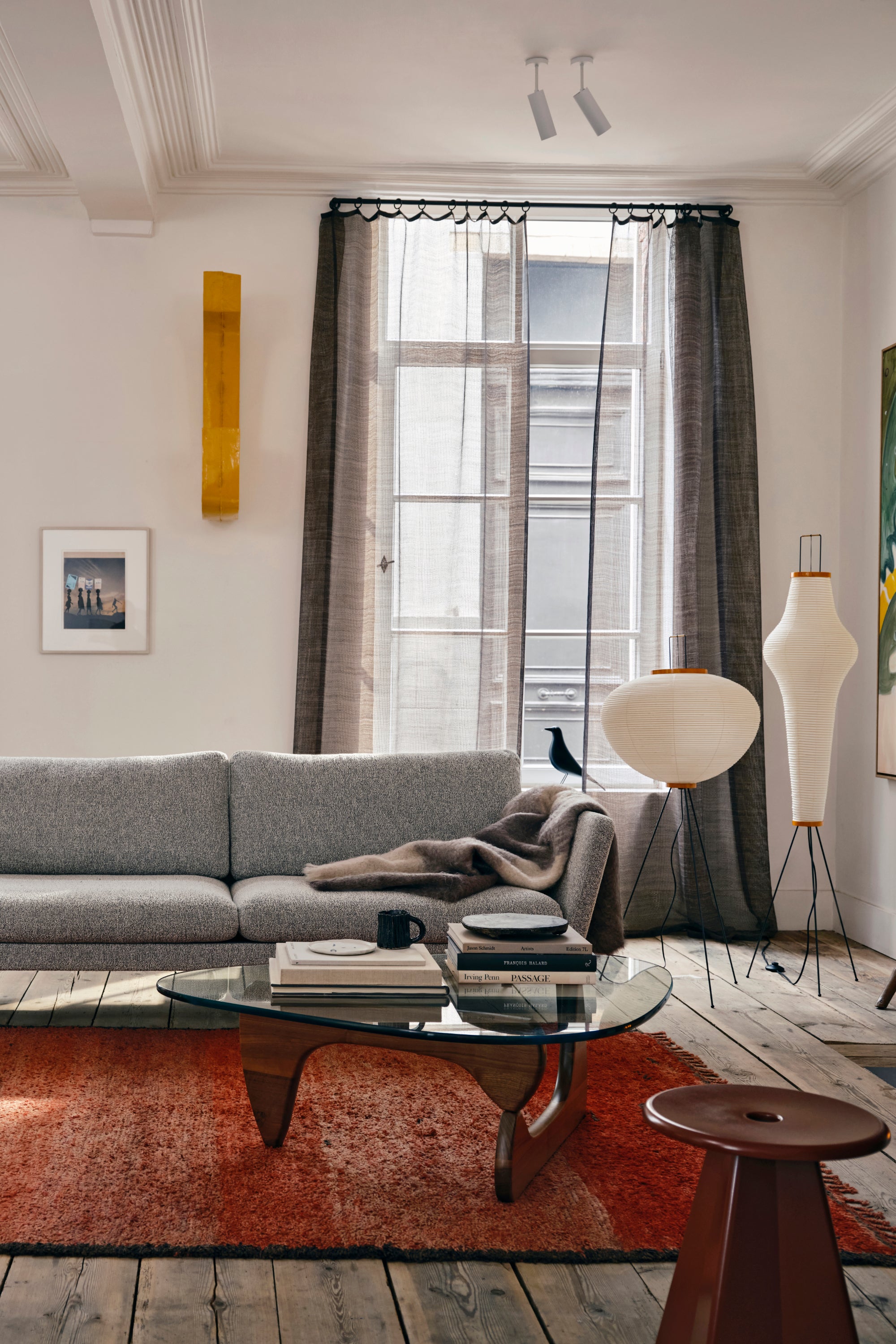 Noguchi dohányzóasztal dió