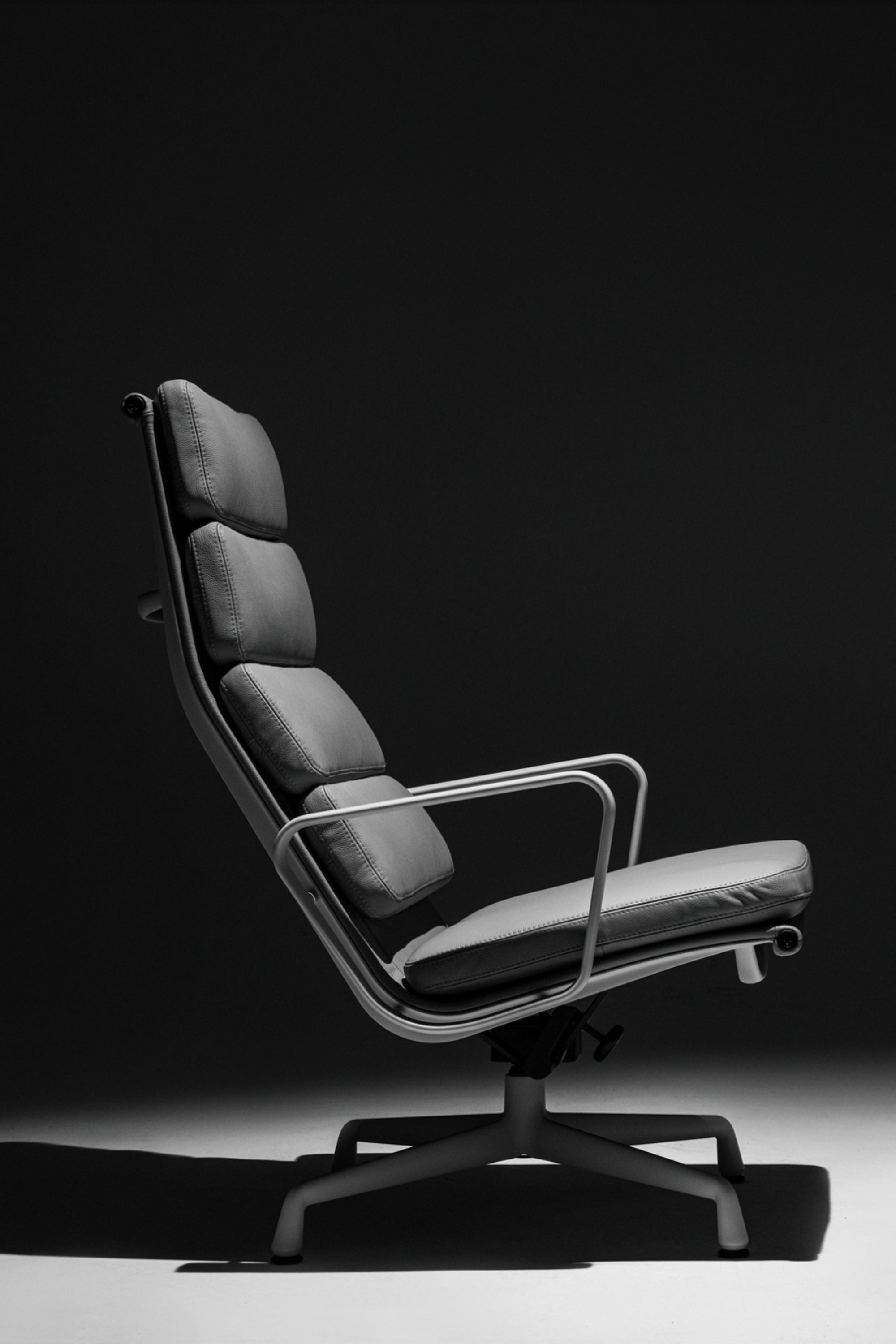 EA 124&125 Soft Pad Lounge Chair & Ottoman