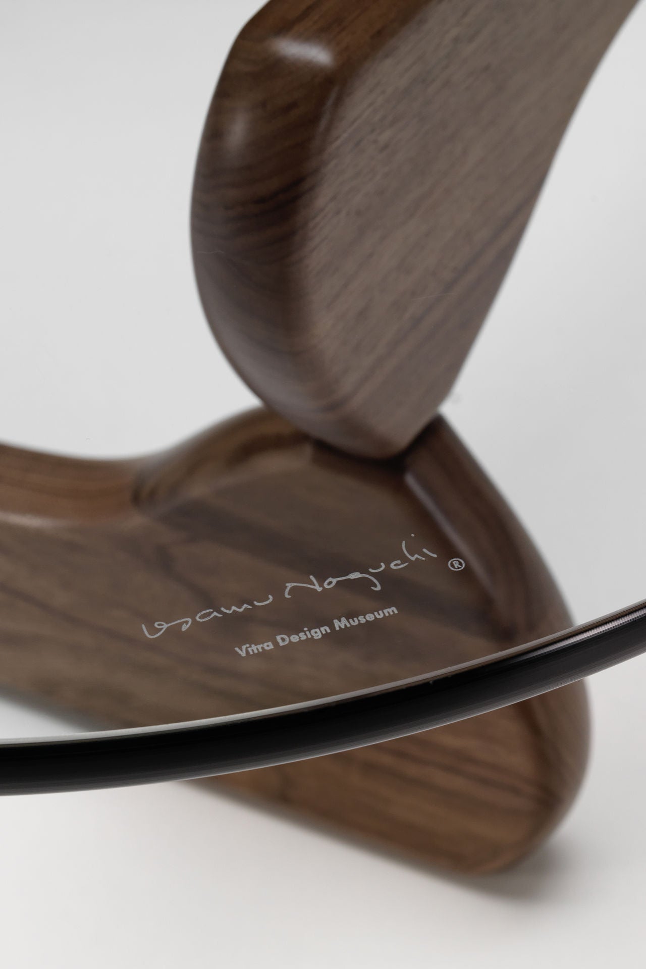 Noguchi Coffe Table Walnut | Vitra | Home of Solinfo