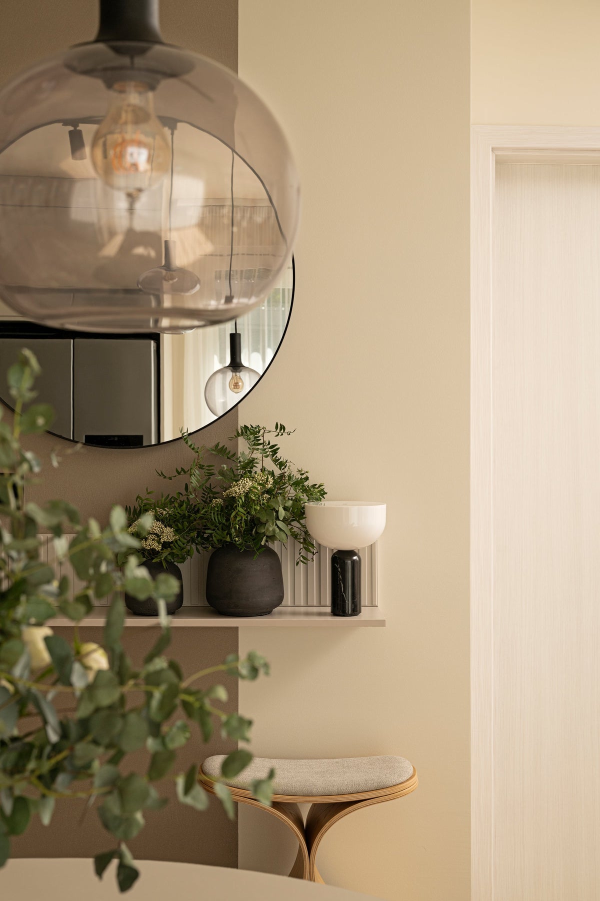 Tököl Family Home – The Harmony of Neutral Tones and Natural Materials