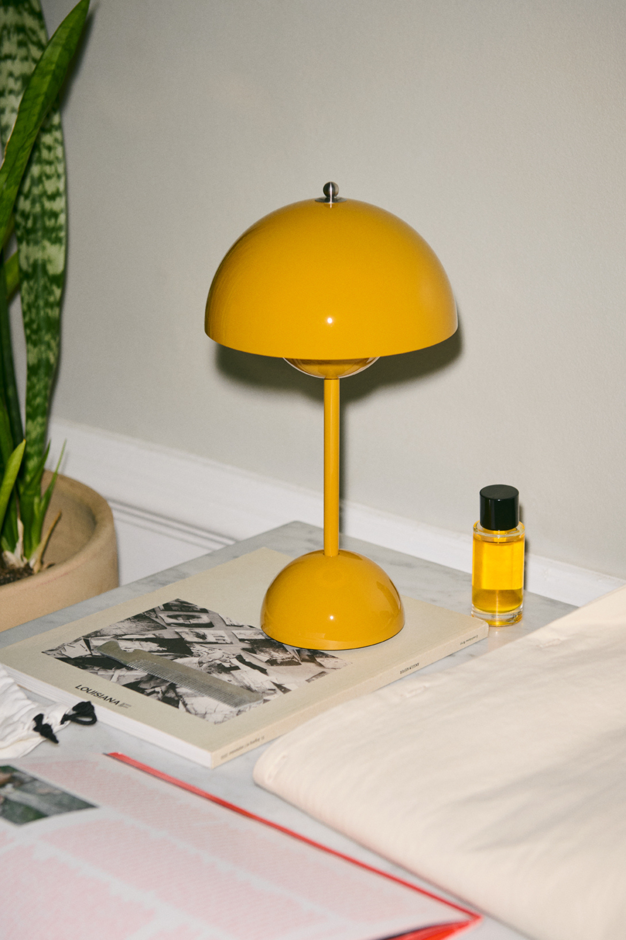 Flowerpot VP9 mustard lamp