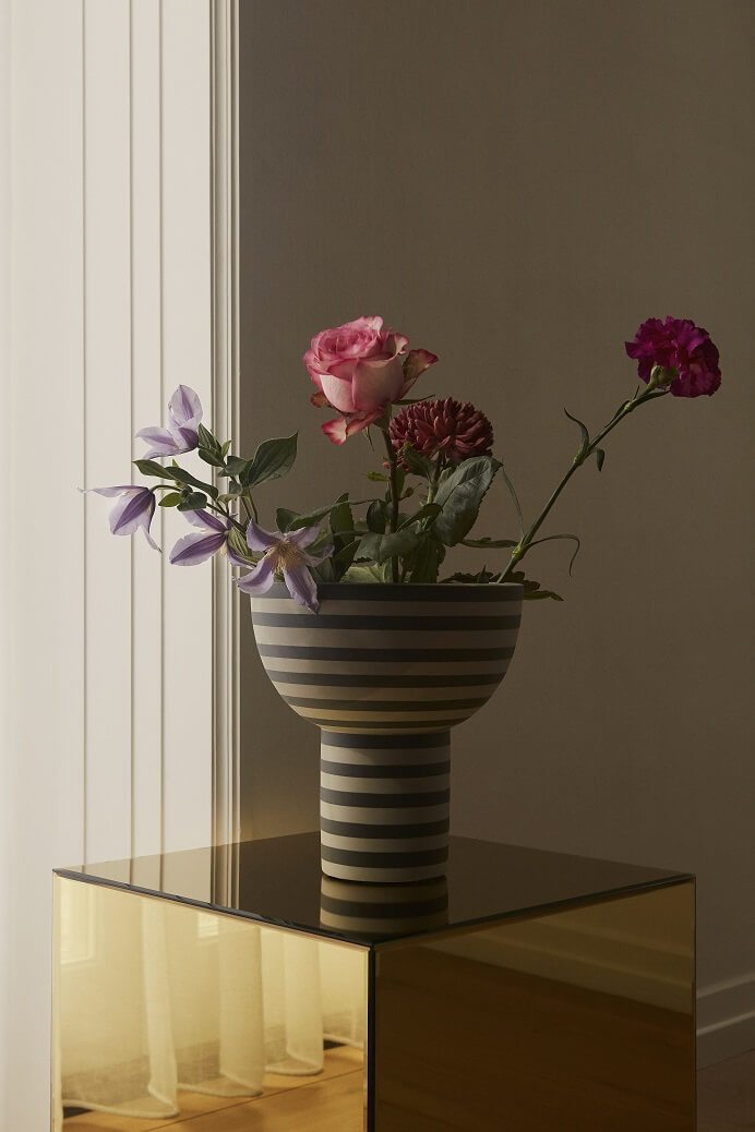 Varia sculptural vase, ash | AYTM | Home of Solinfo