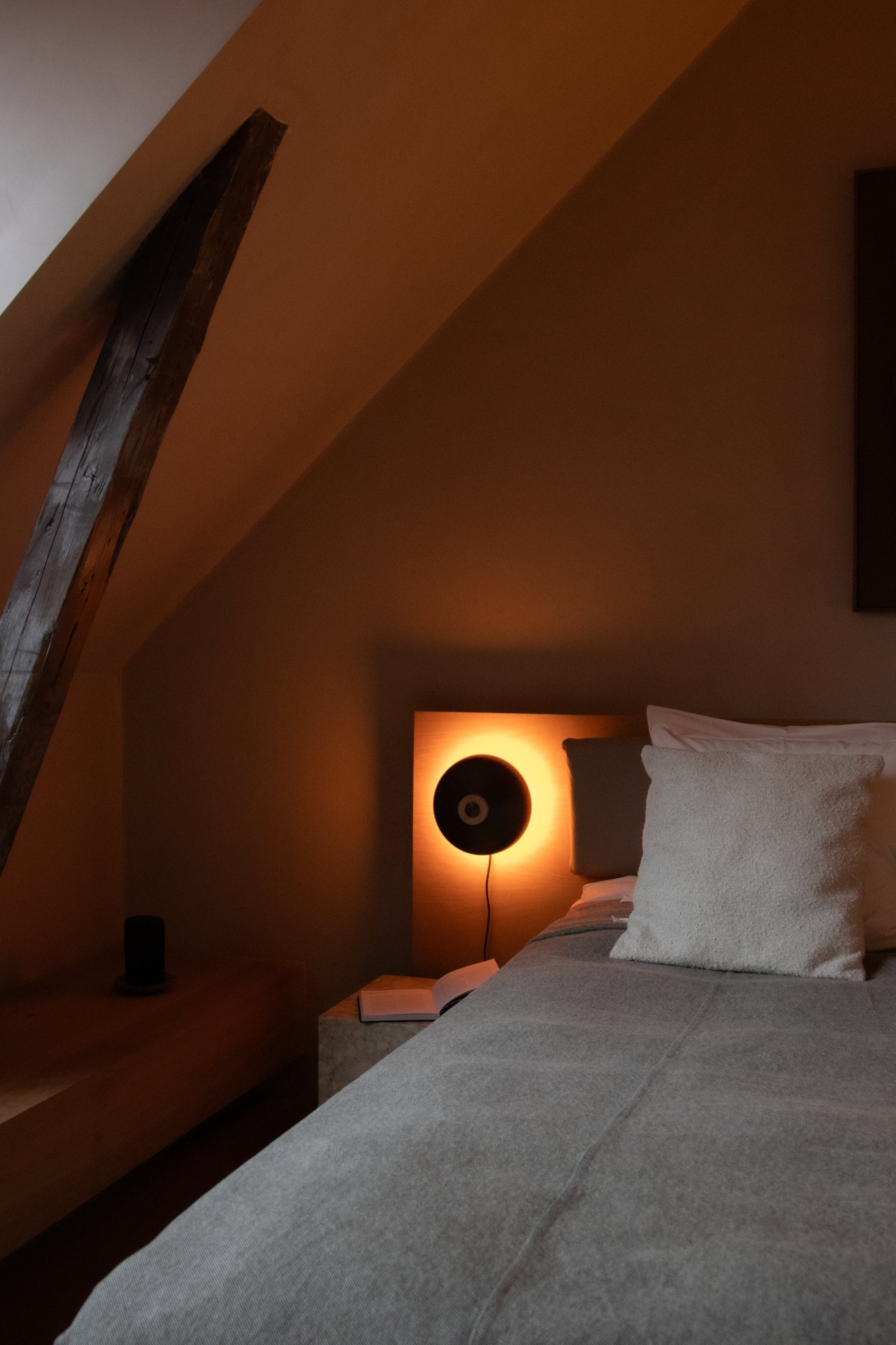 Reverse wall lamp