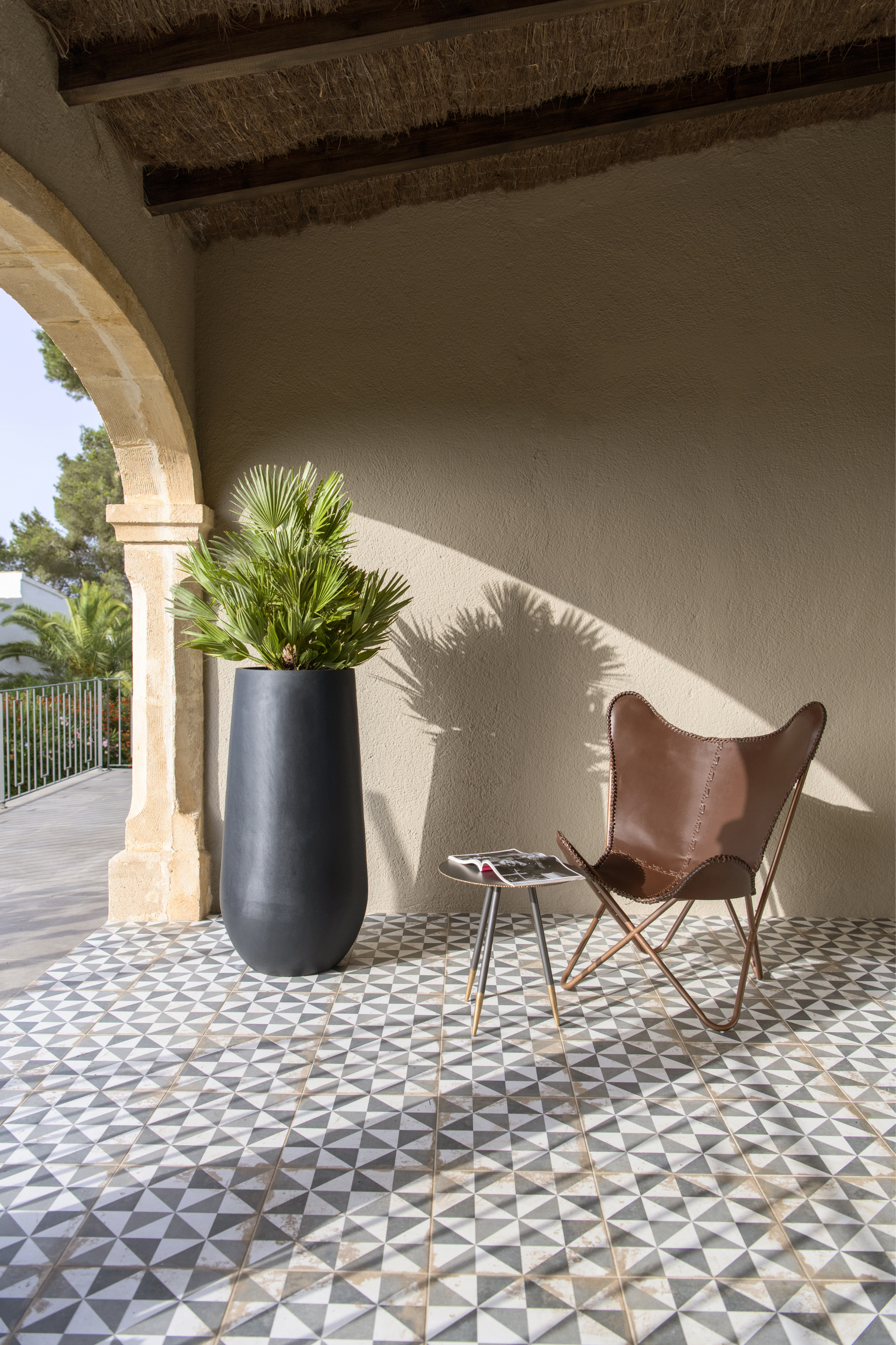Nax L Black Flowerpot