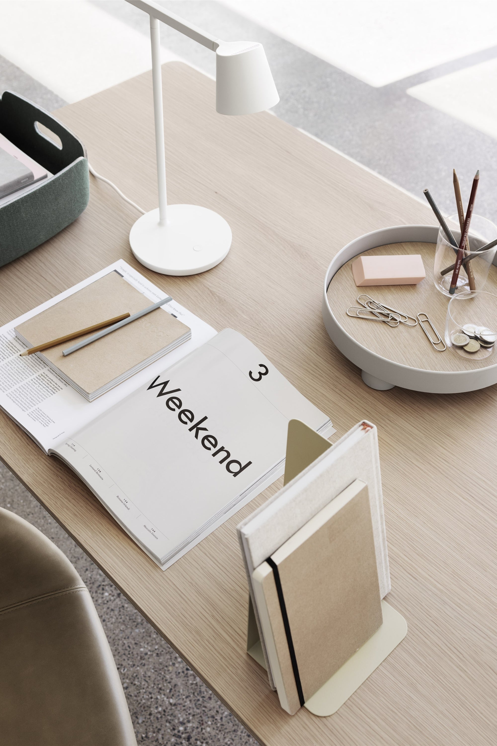 Tip white table lamp