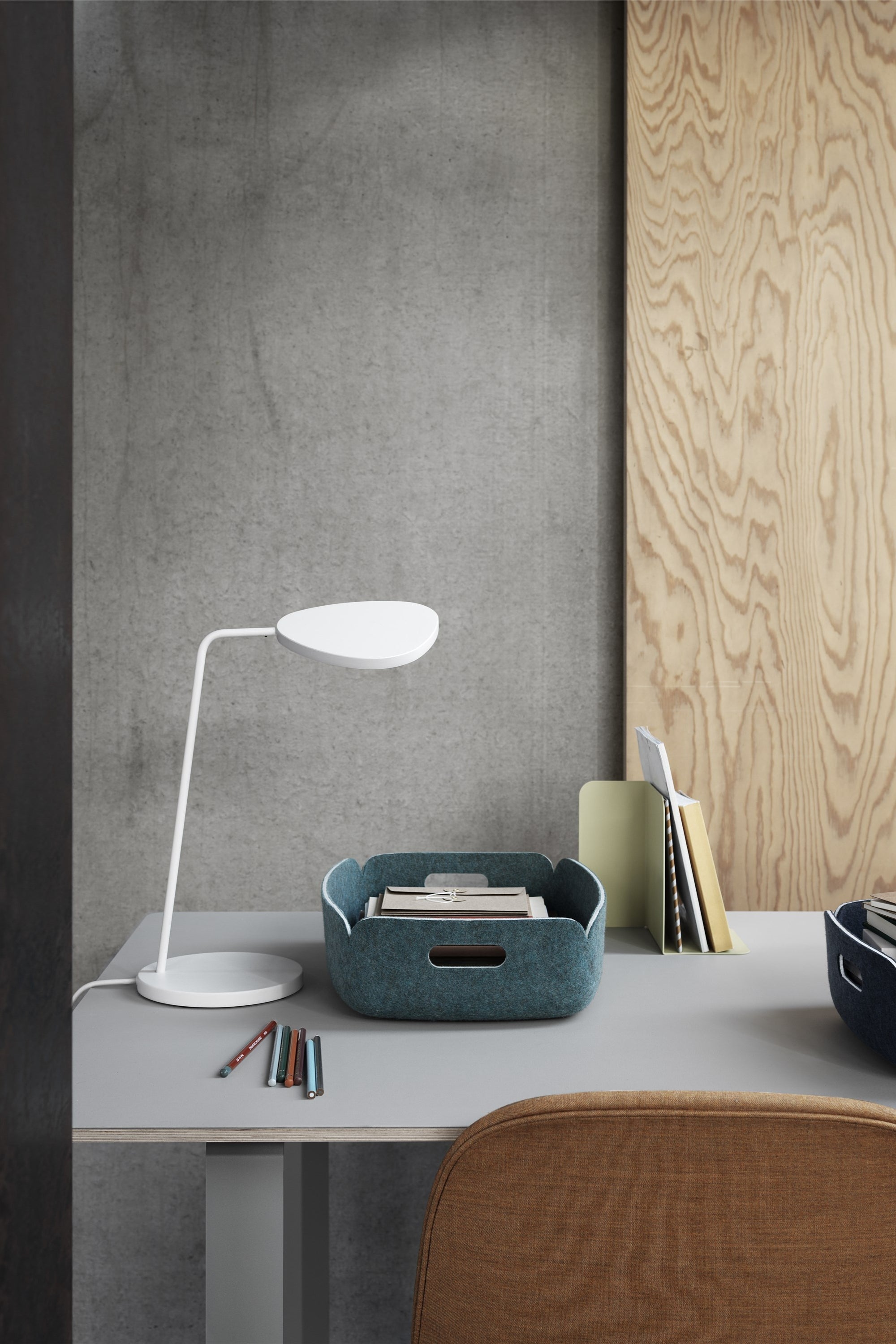 Leaf white table lamp