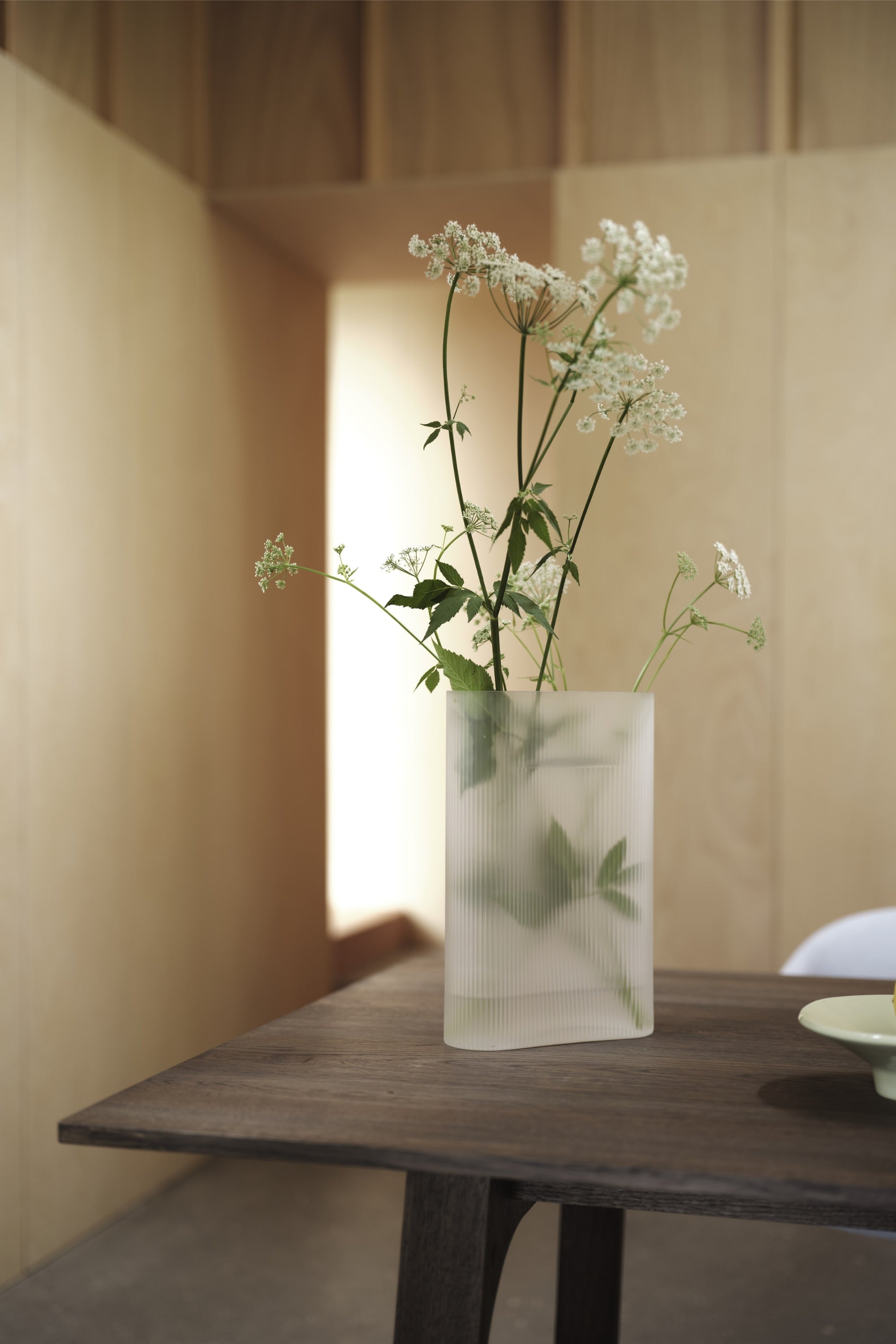 Ridge white frosted glass vase 35