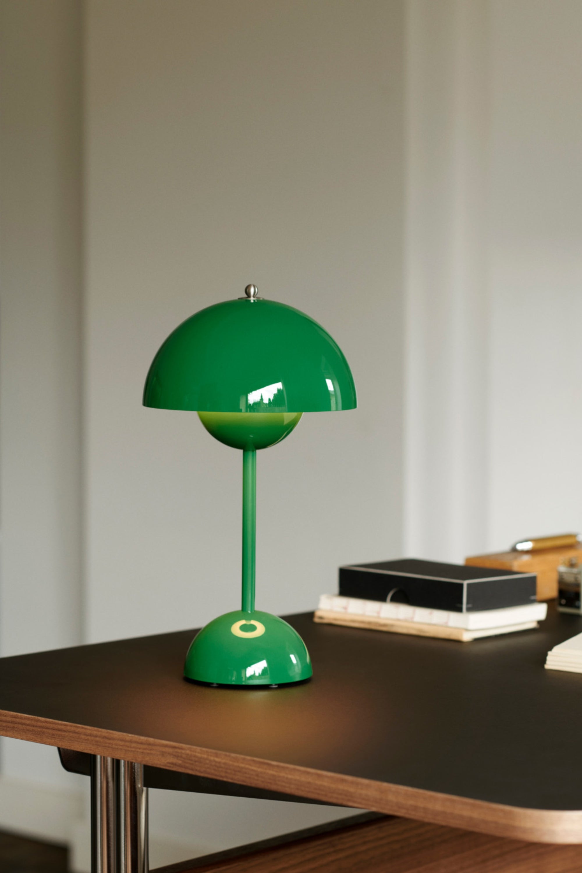 Flowerpot VP9 signal green lamp