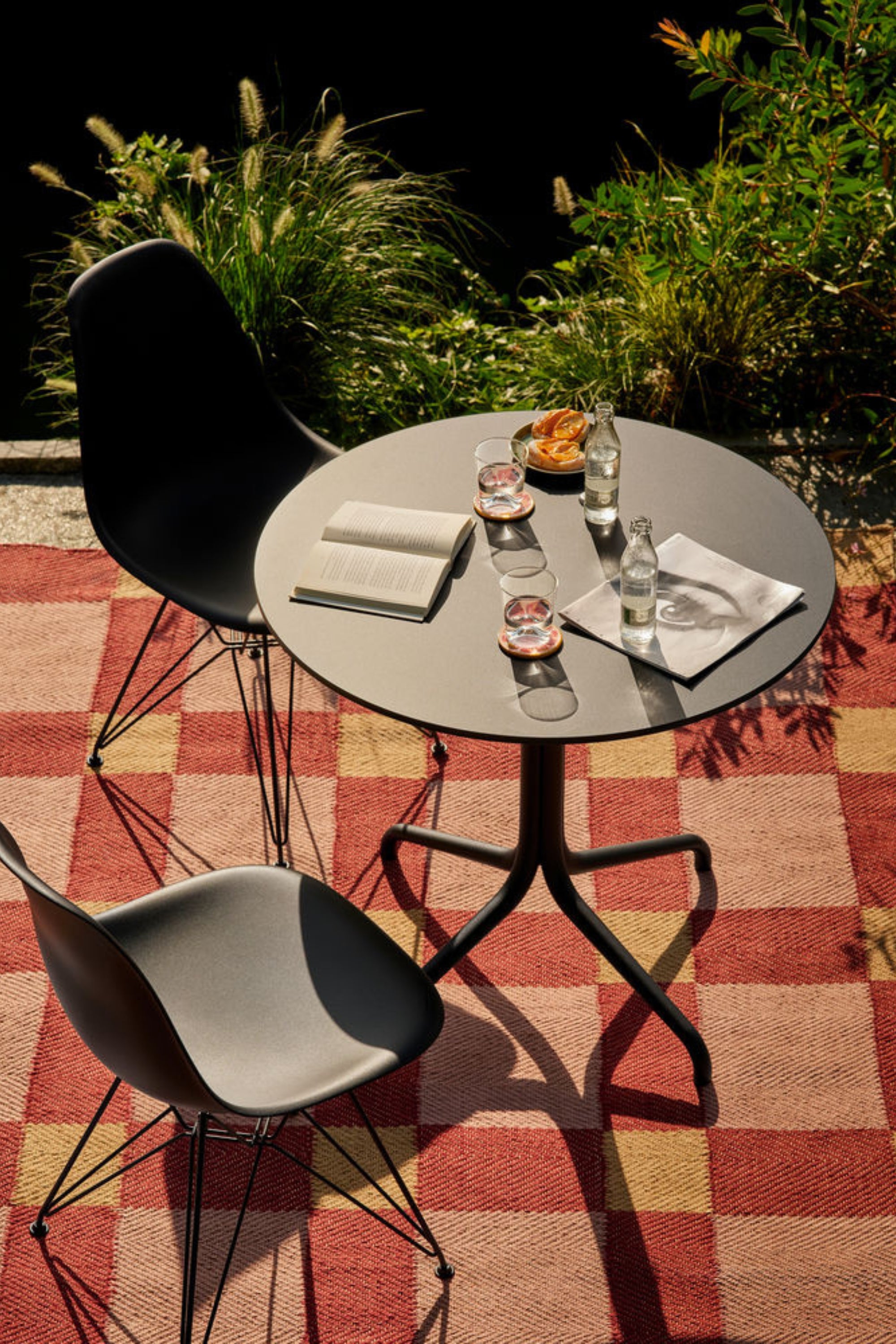 Belleville black round table