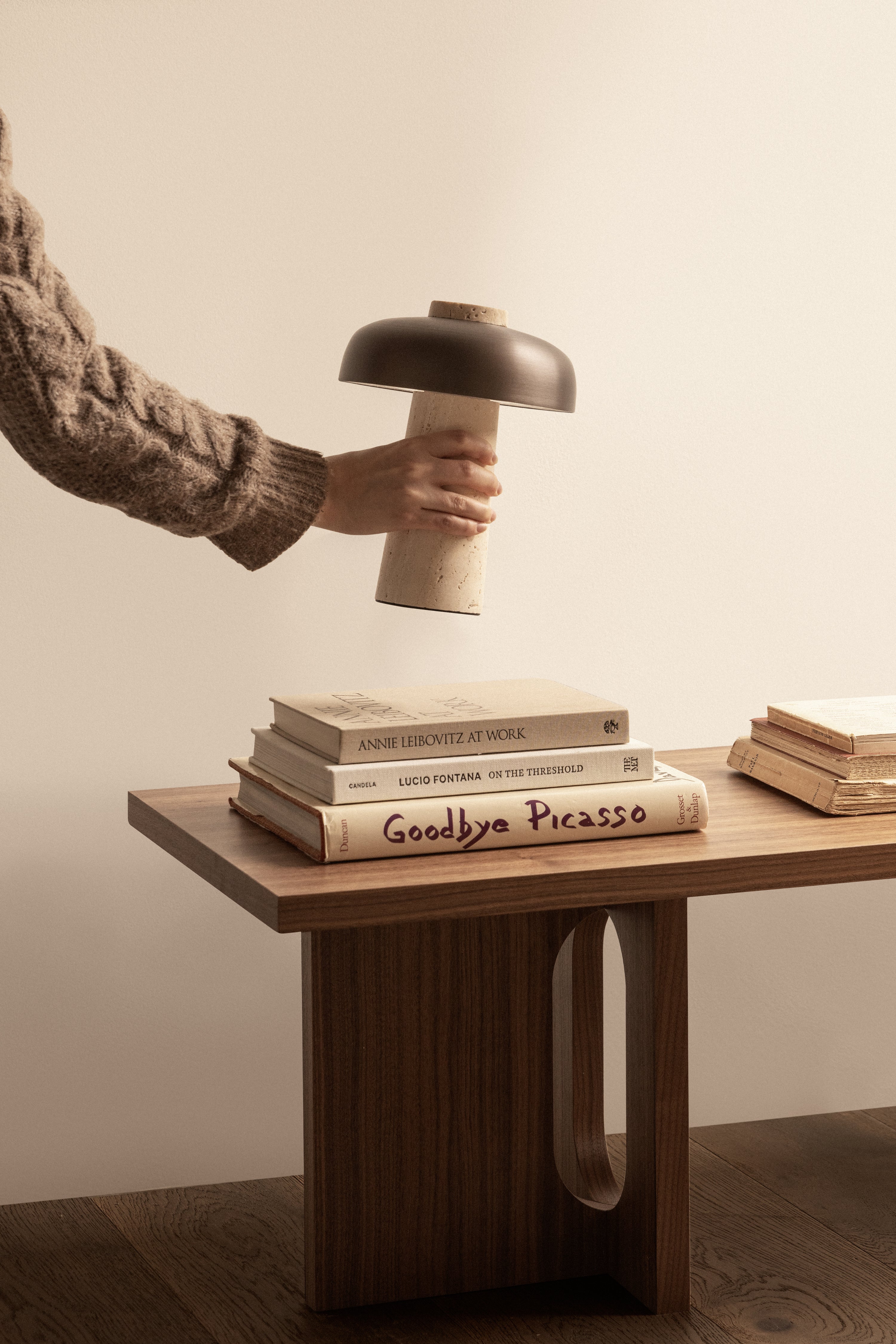 Reverse table lamp, portable