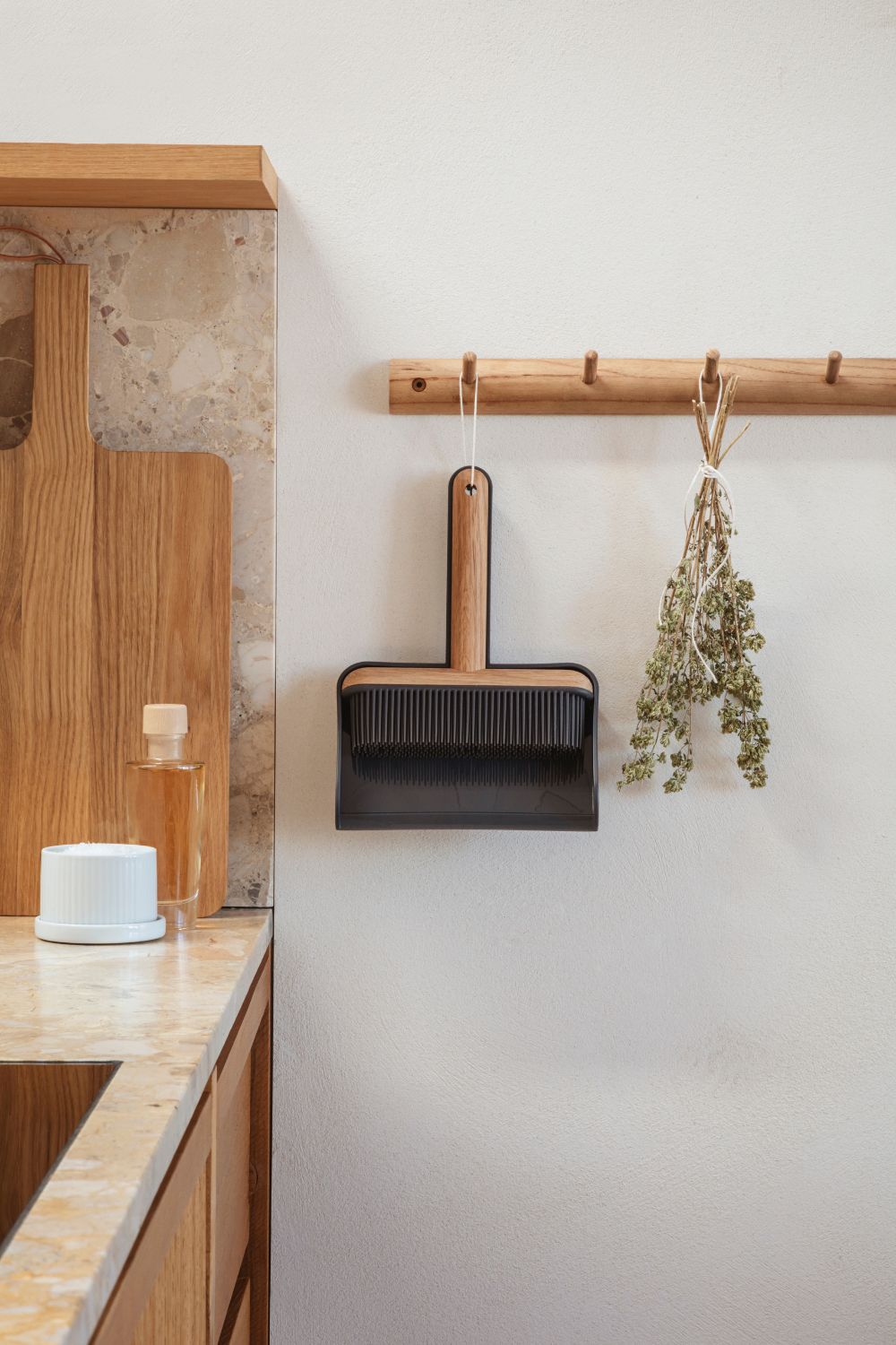 Dustpan and brush set | Eva Solo | Home of Solinfo