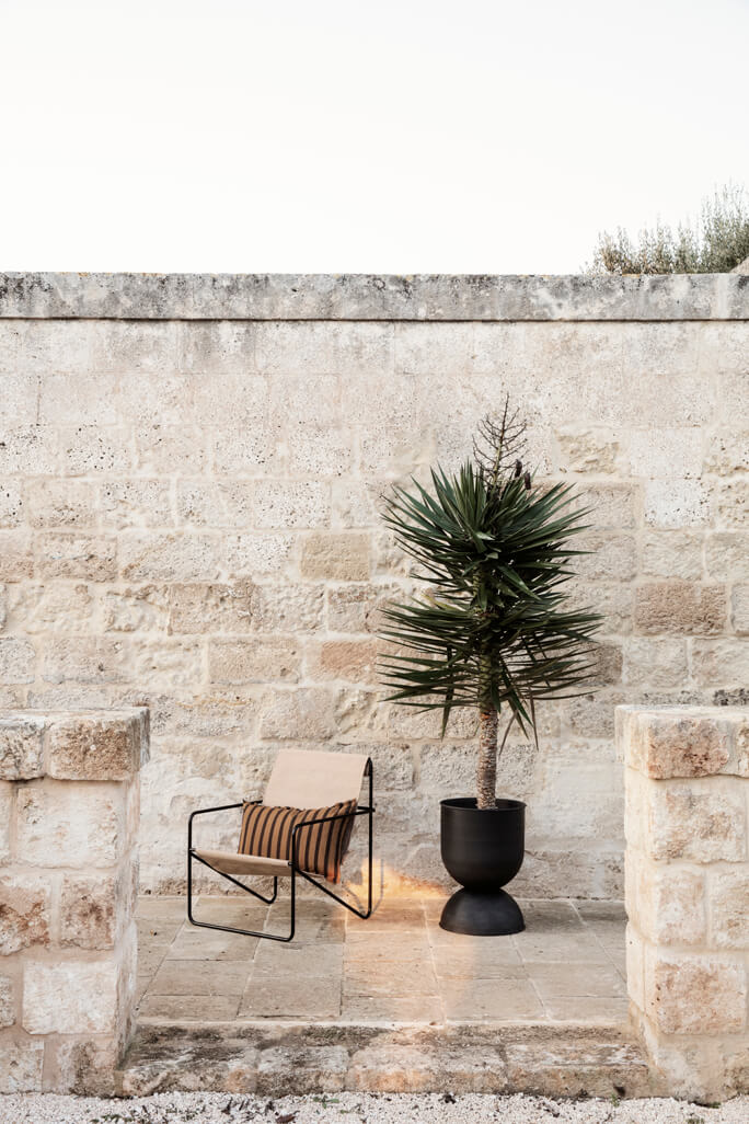Hourglass Pot M black | ferm LIVING | Home of Solinfo