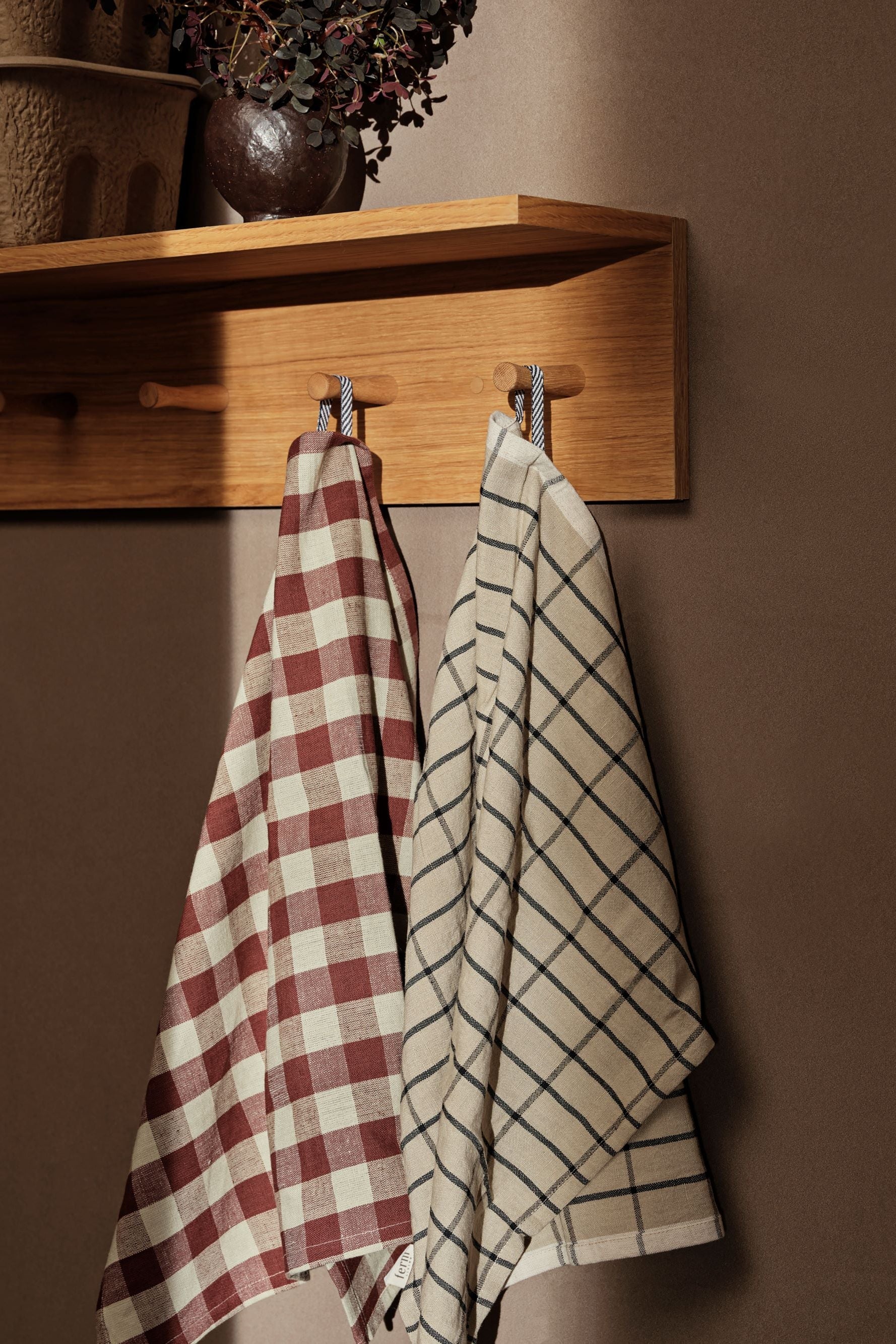 Hale Tea Towel Sand/Black | ferm LIVING | Home of Solinfo
