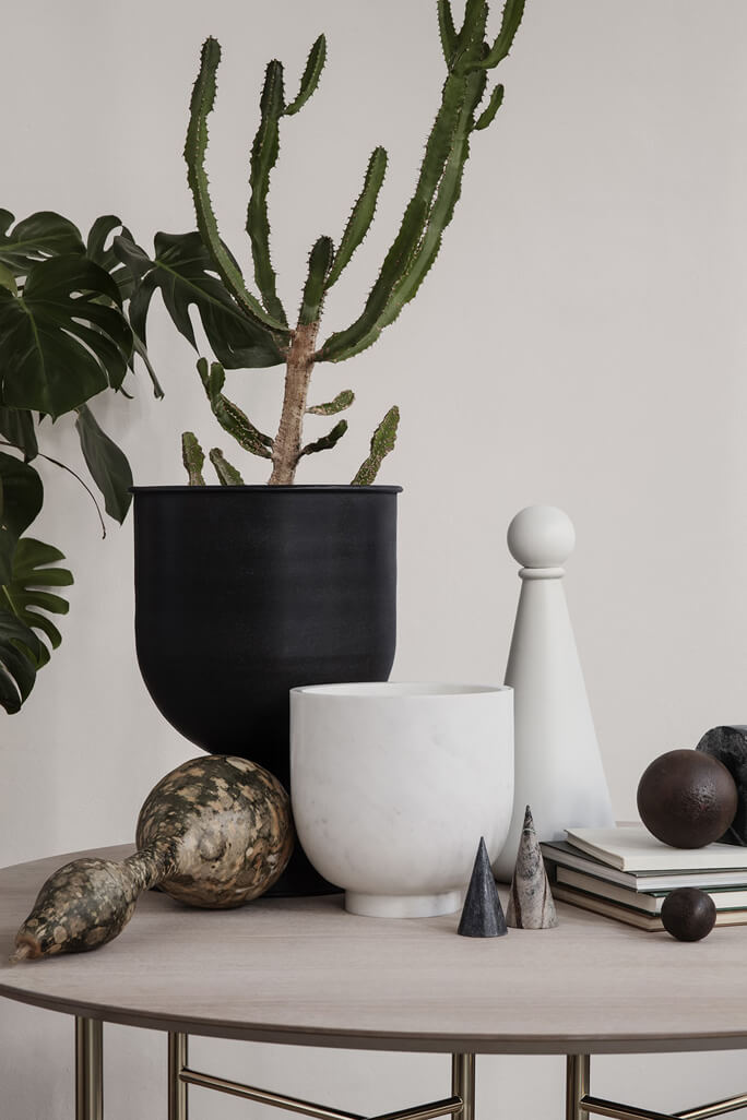 Hourglass Pot - Black Small | ferm LIVING | Home of Solinfo