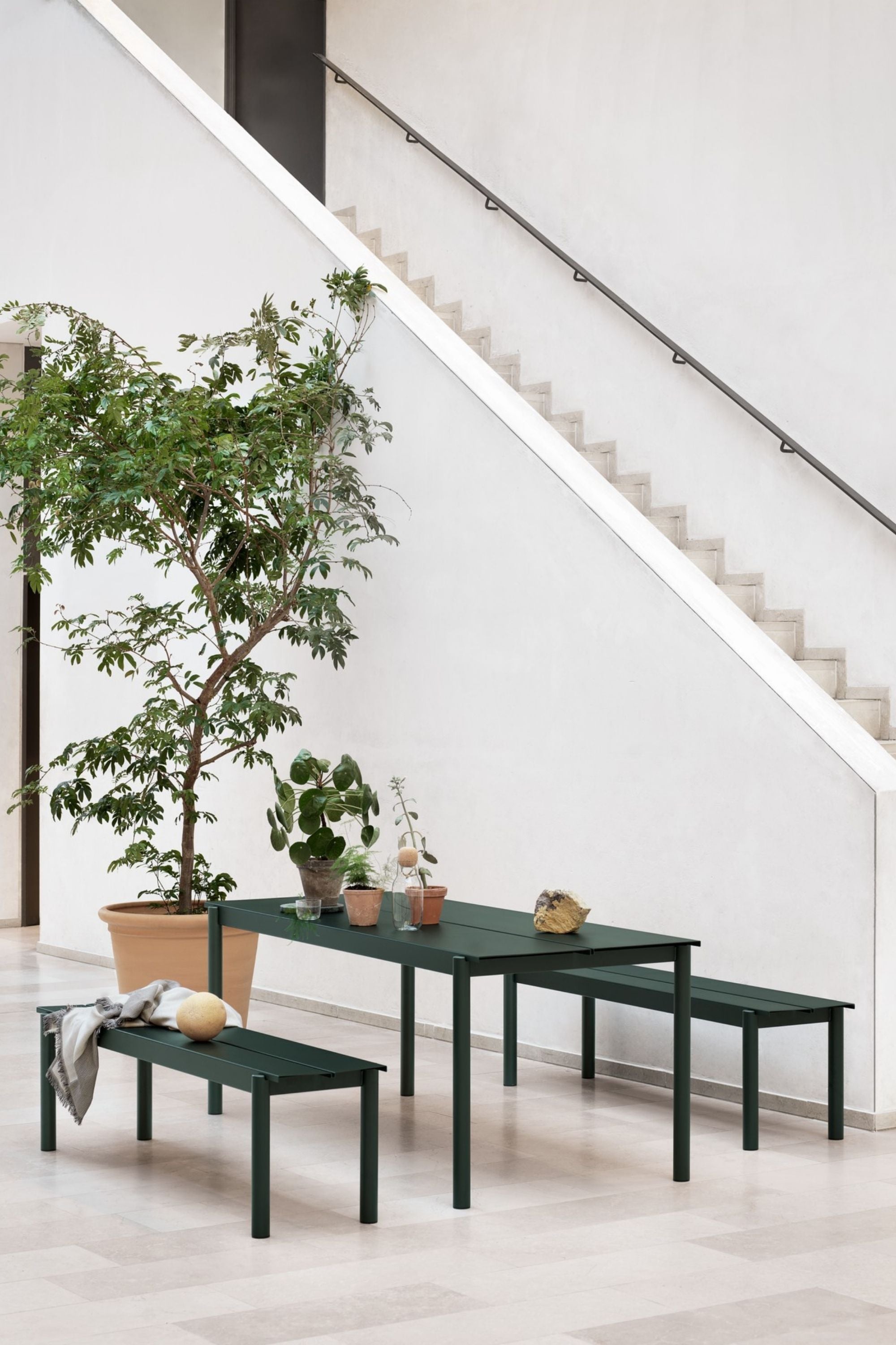 Linear sötétzöld kültéri pad