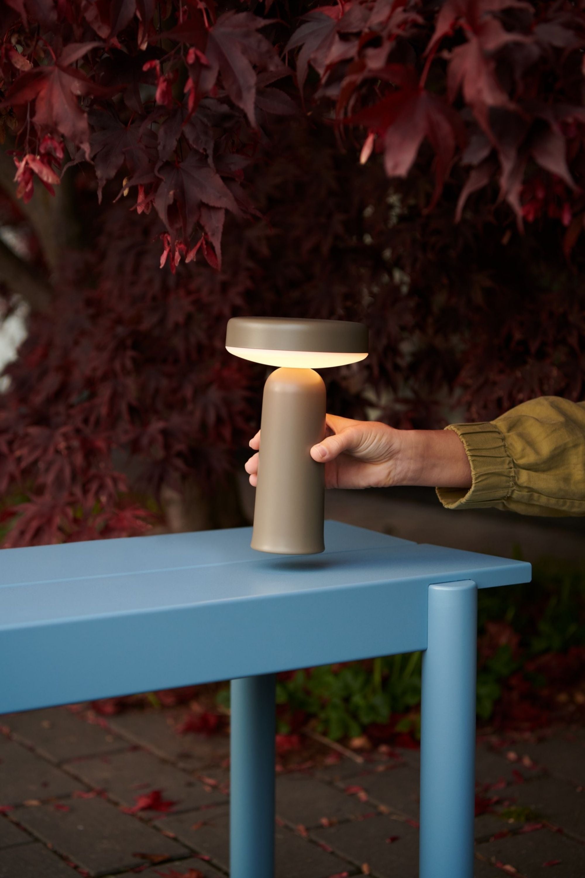 Linear halványkék kültéri pad