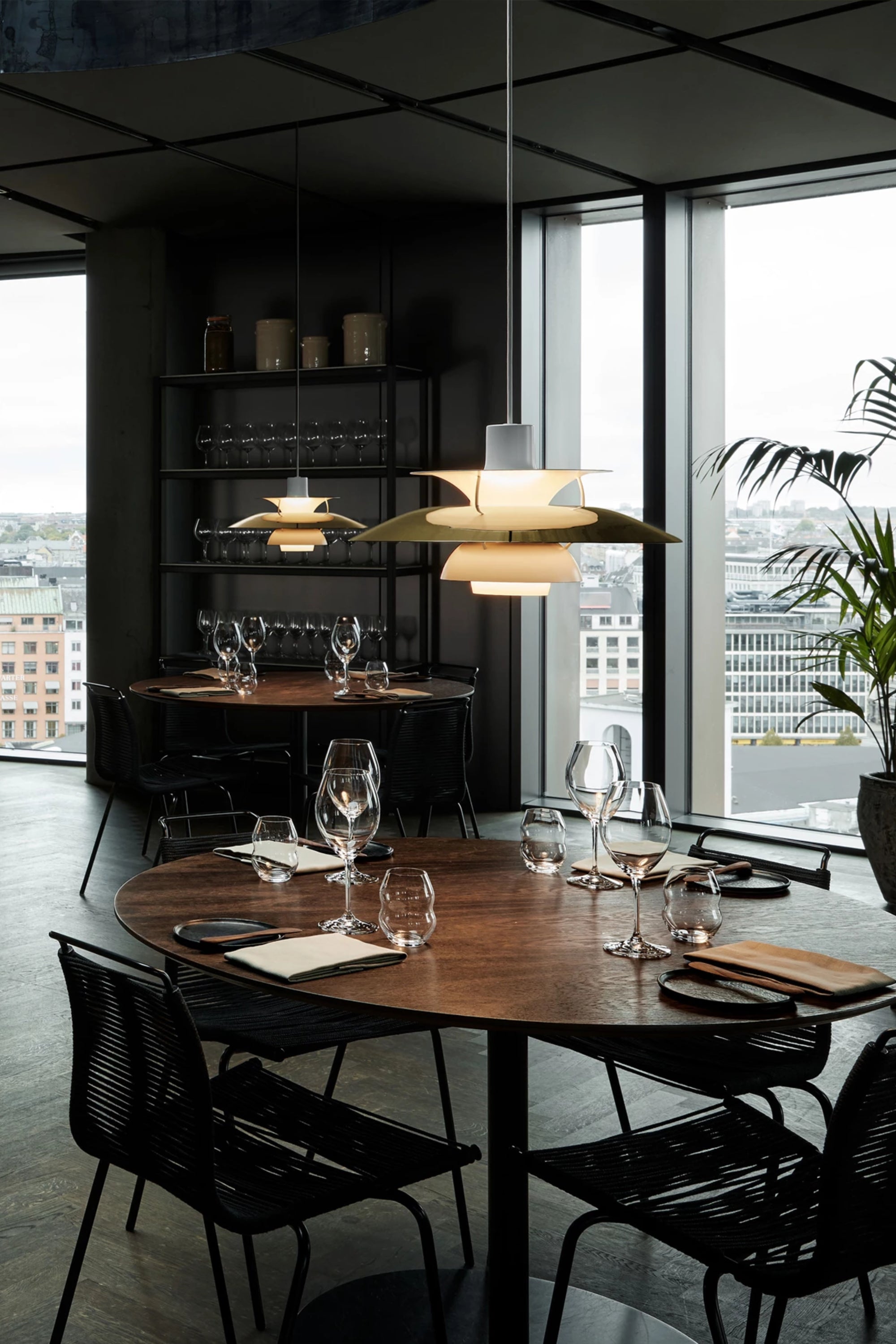 PH 5 matt fehér-sárgaréz függesztett lámpa