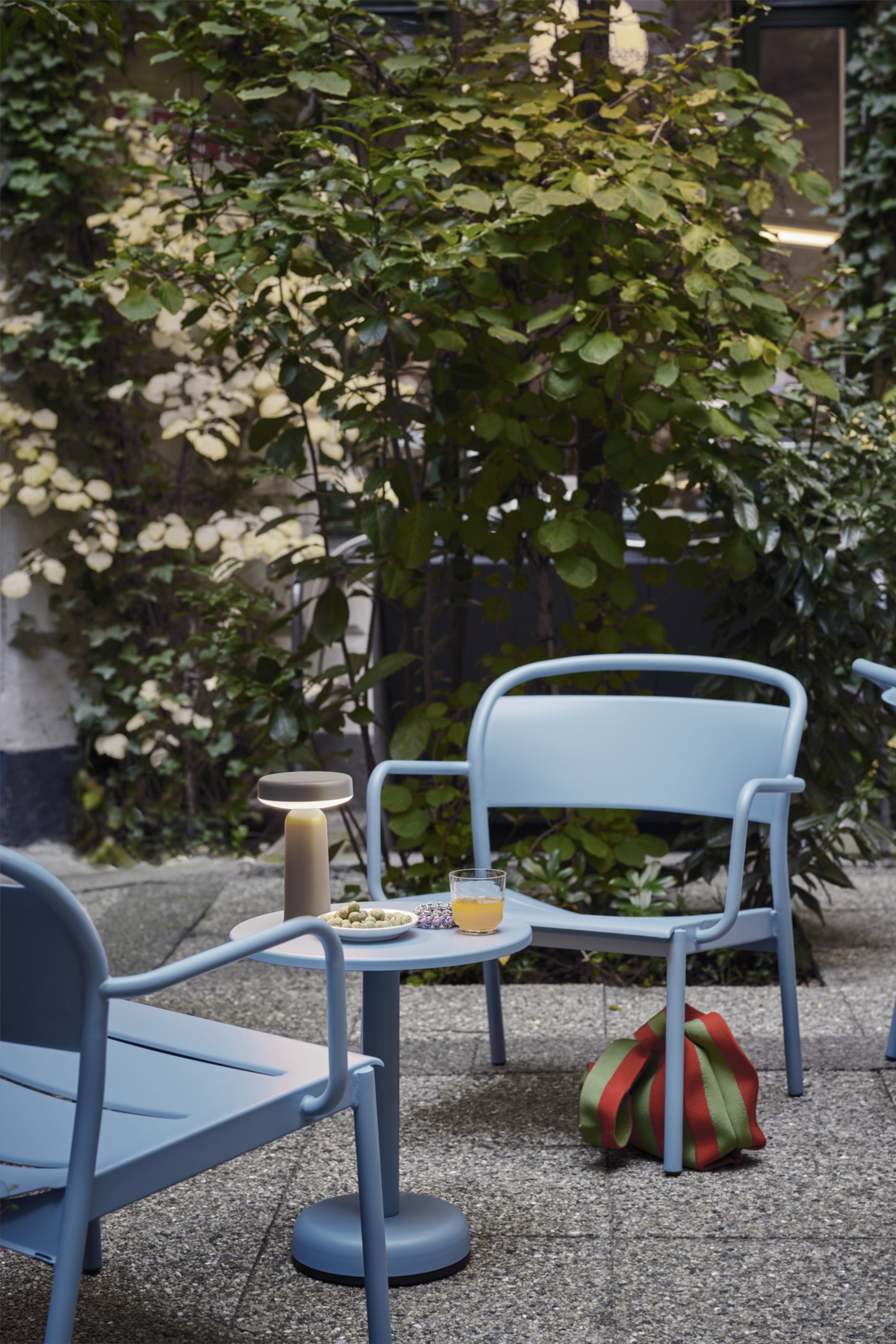 Linear halványkék kültéri dohányzóasztal