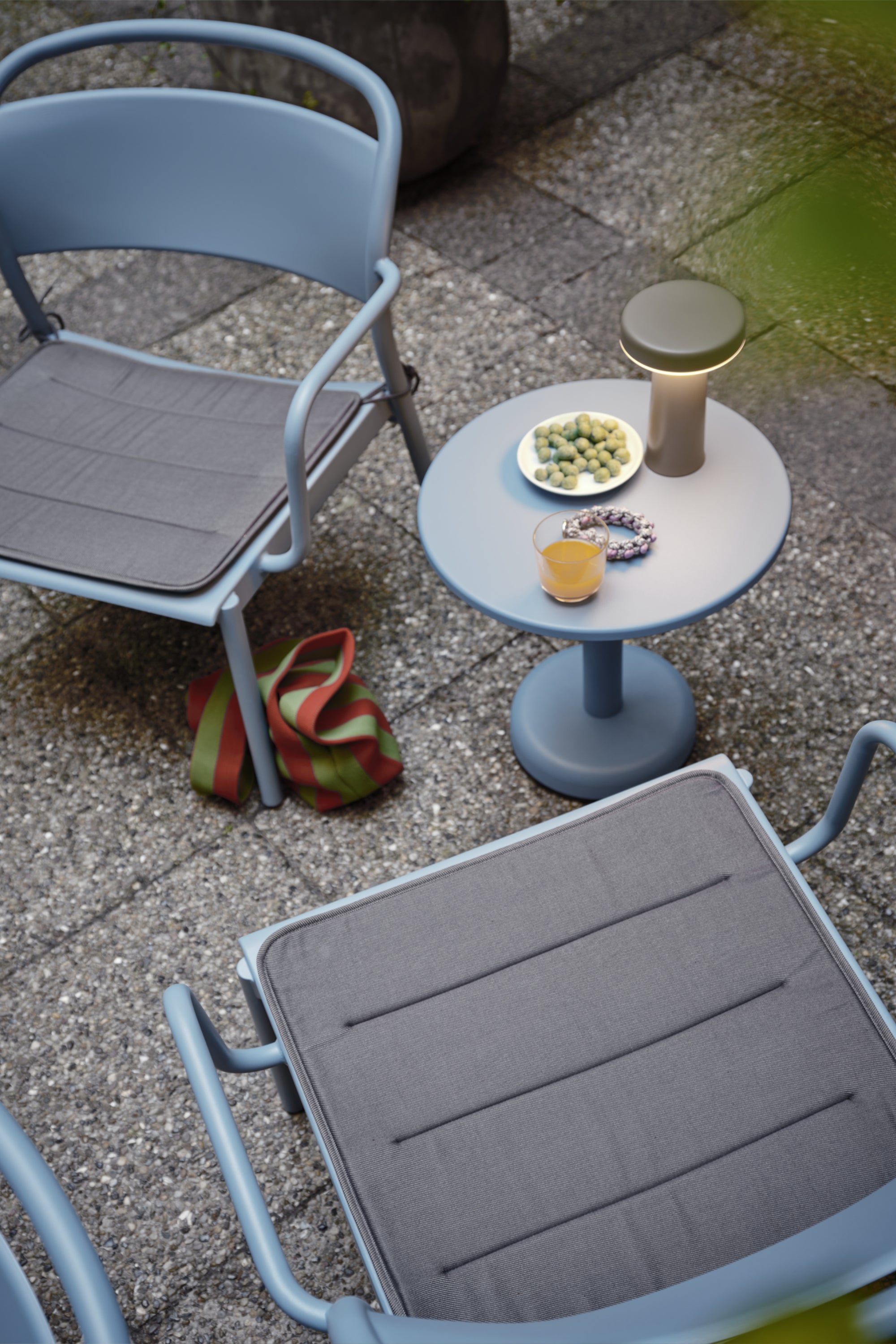 Linear halványkék kültéri dohányzóasztal