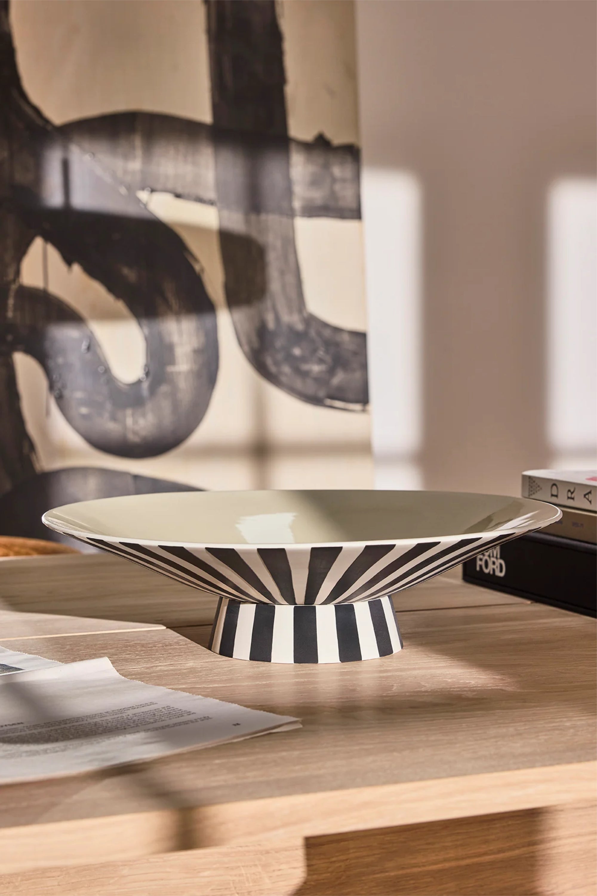 Toppu fekete-fehér alacsony tál