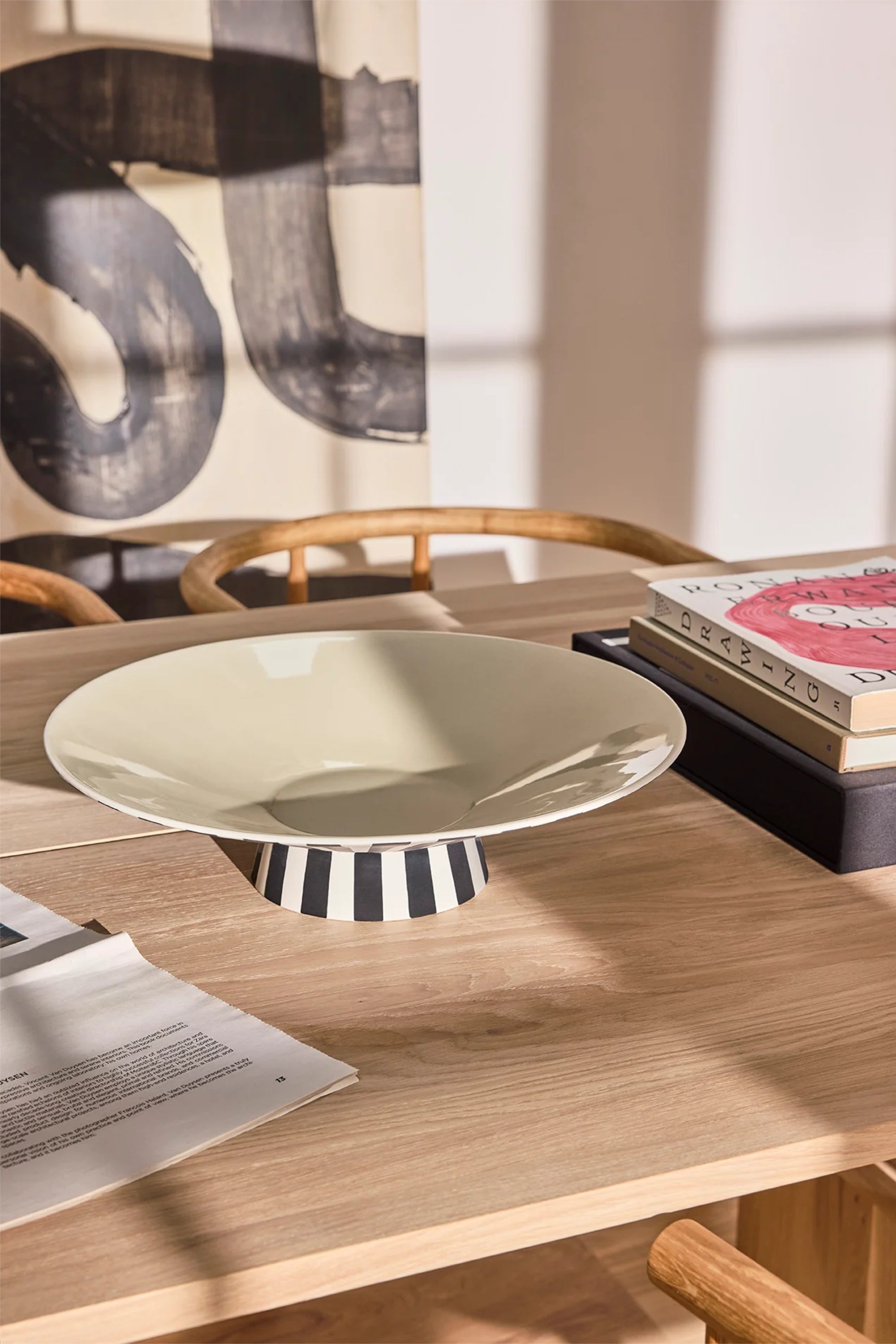 Toppu fekete-fehér alacsony tál