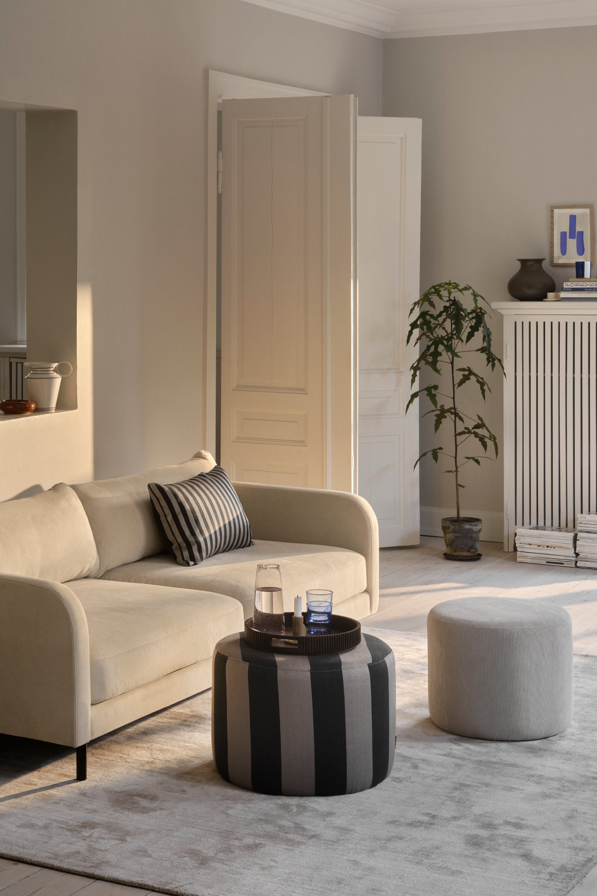 No. 9 Pouf Line Latte Black