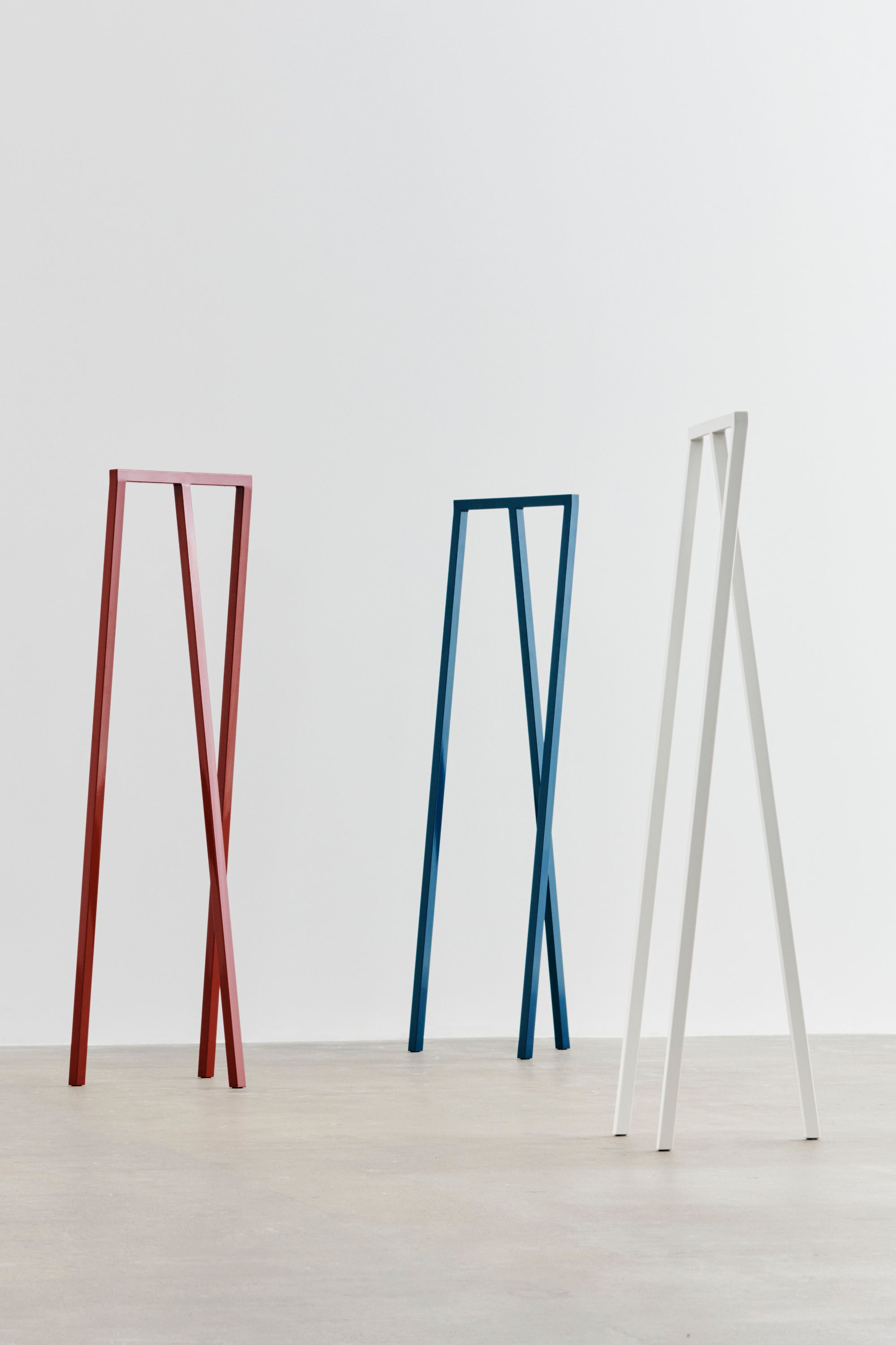 Loop Stand Hall Clothhanger maroon red