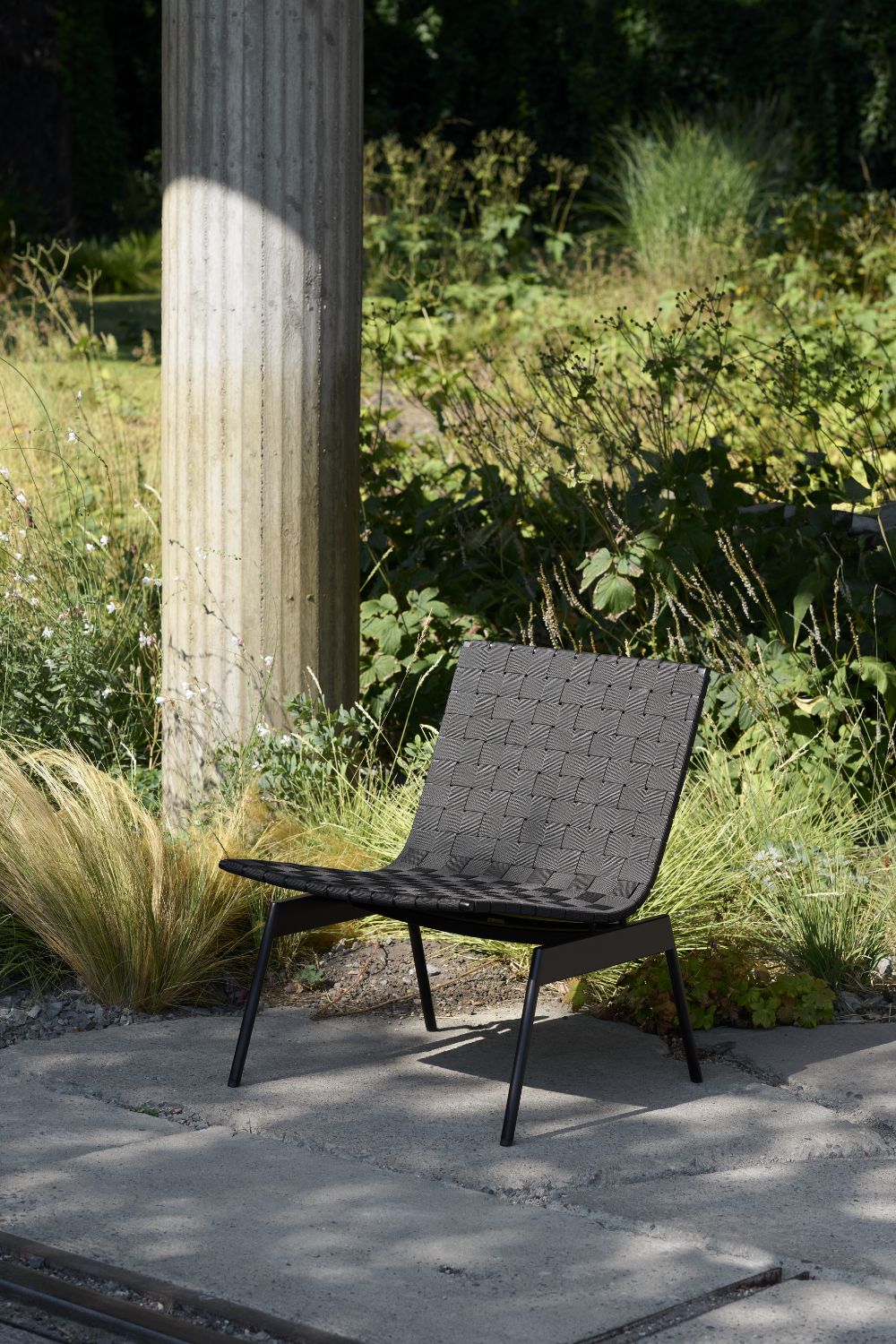 Ville AV44 Warm Black Lounge Chair | &Tradition | Home of Solinfo