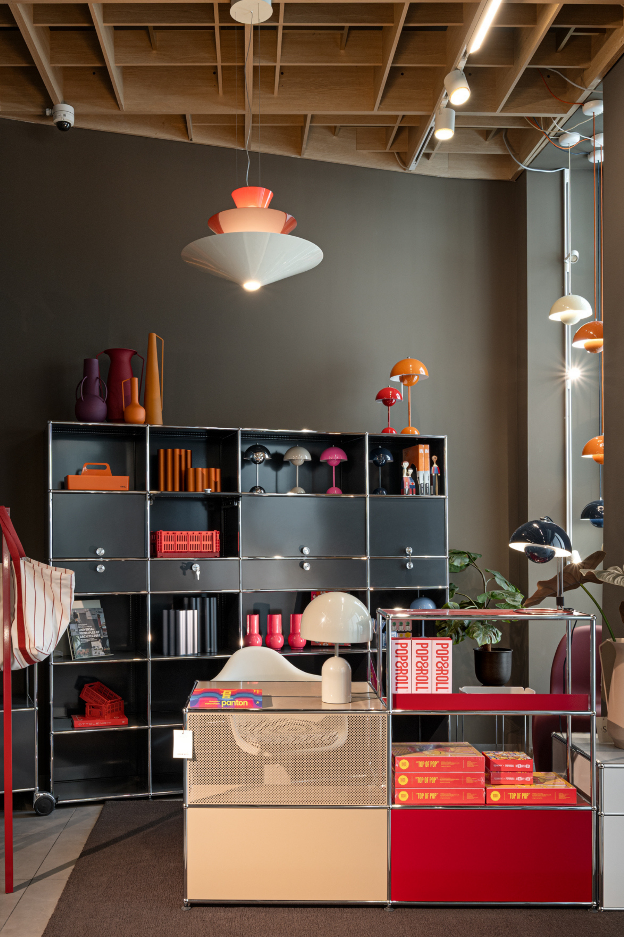 USM Haller home office composition beige and ruby red