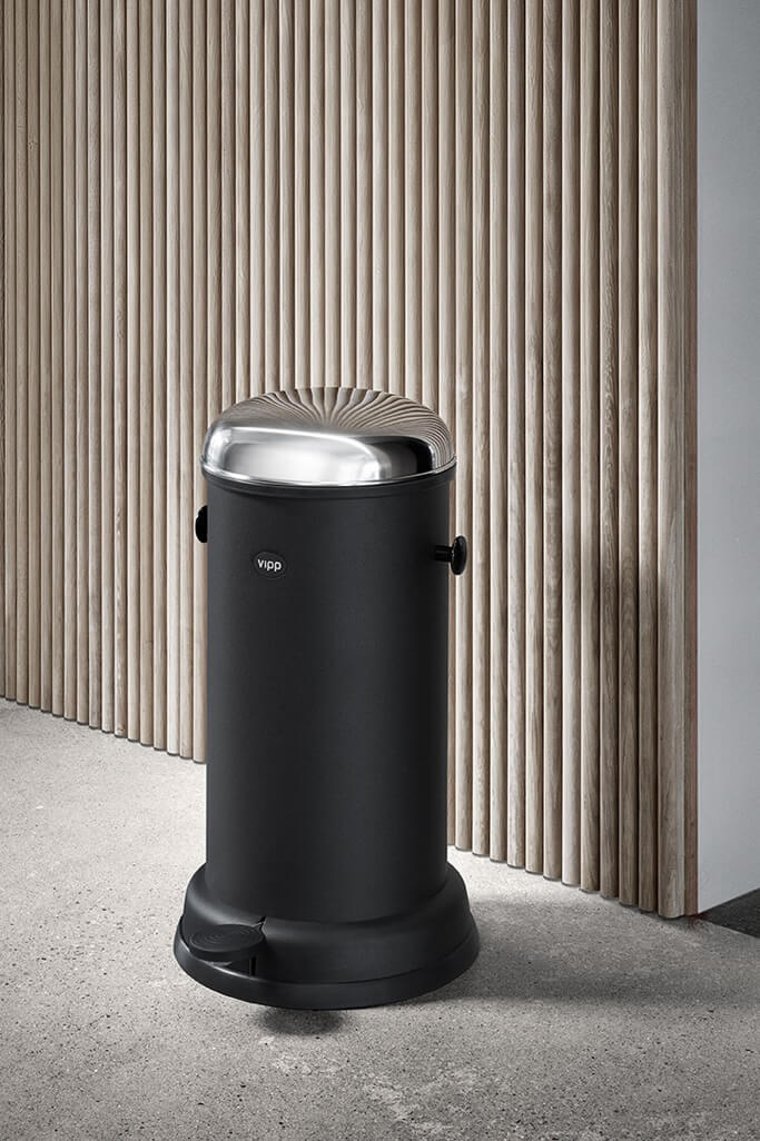 VIPP15 Pedal Bin Black 14 L | Vipp | Home of Solinfo