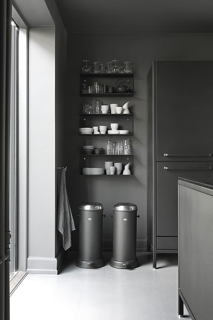 VIPP16 Pedal Bin Black 18 L | Vipp | Home of Solinfo