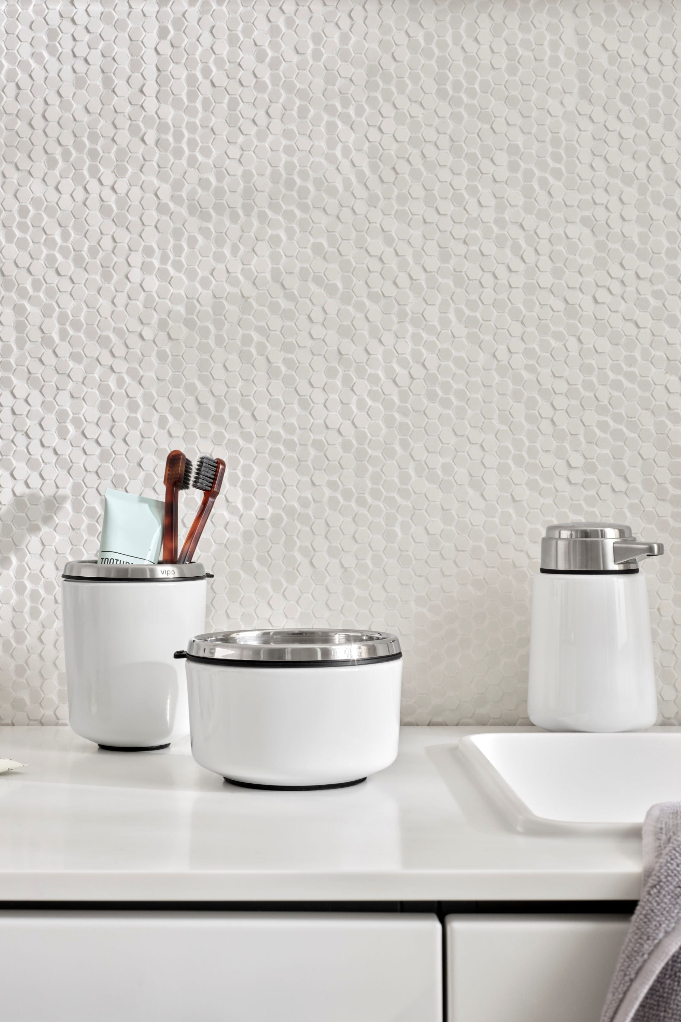 VIPP7 Toothbrush Holder White | Vipp | Home of Solinfo