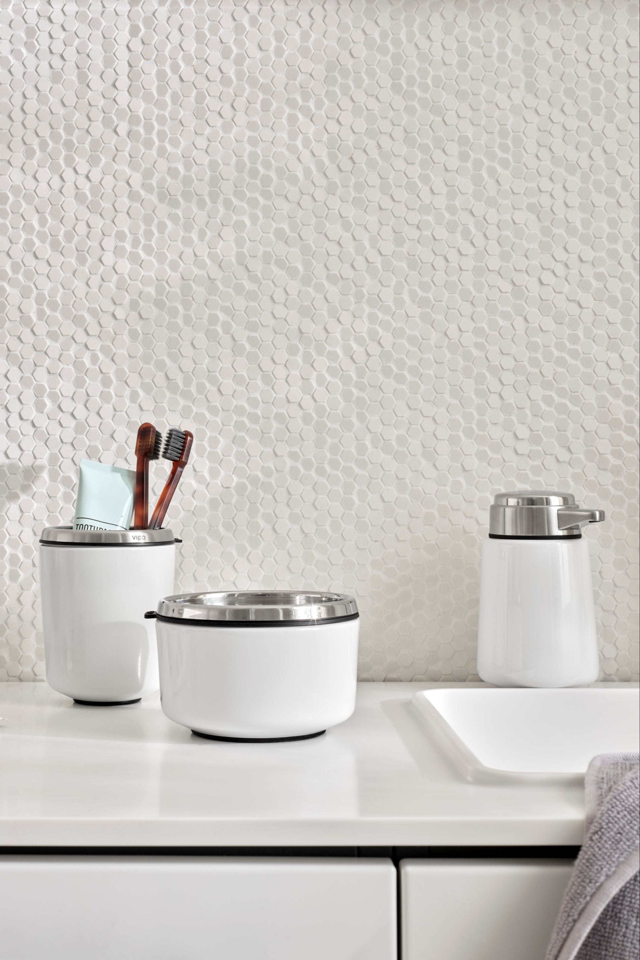 VIPP9 Dispenser White | Vipp | Home of Solinfo