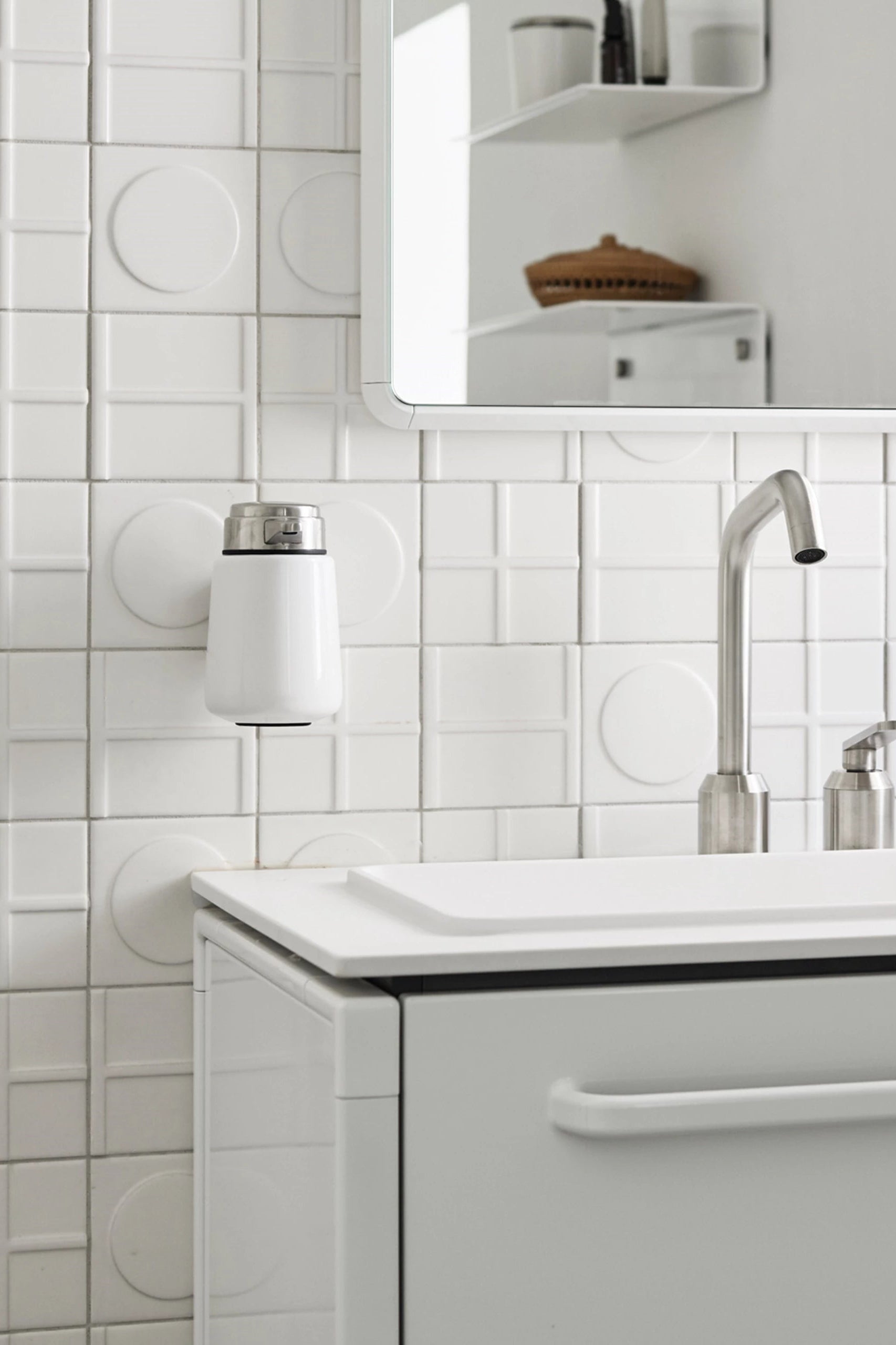 VIPP9W Wall Dispenser White | Vipp | Home of Solinfo